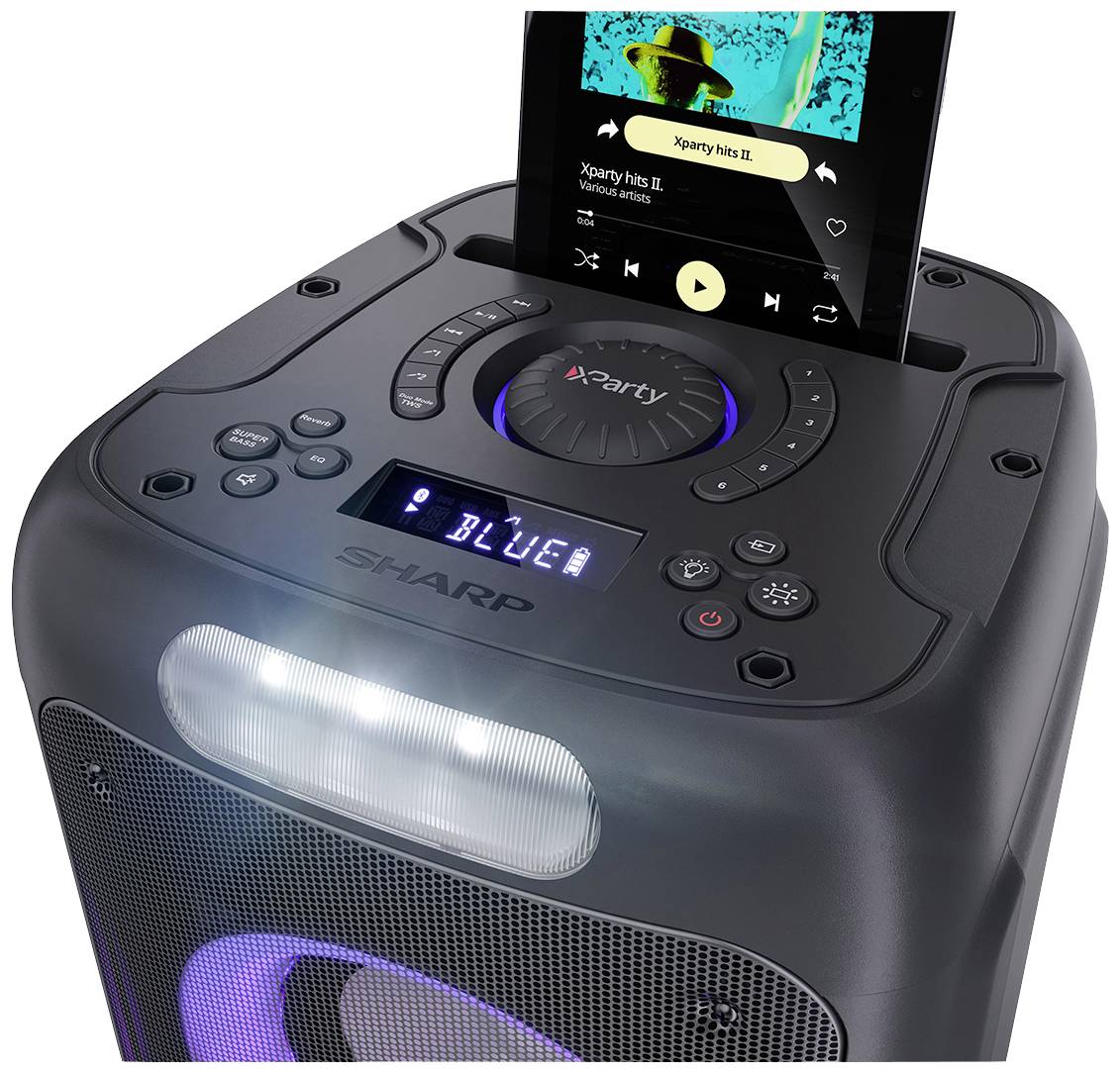 Ein tragbarer Lautsprecher von Sharp mit eingebautem Display zeigt die Musiksteuerung. Ein Smartphone spielt Musik mit Titel 'Xparty hits II' ab.