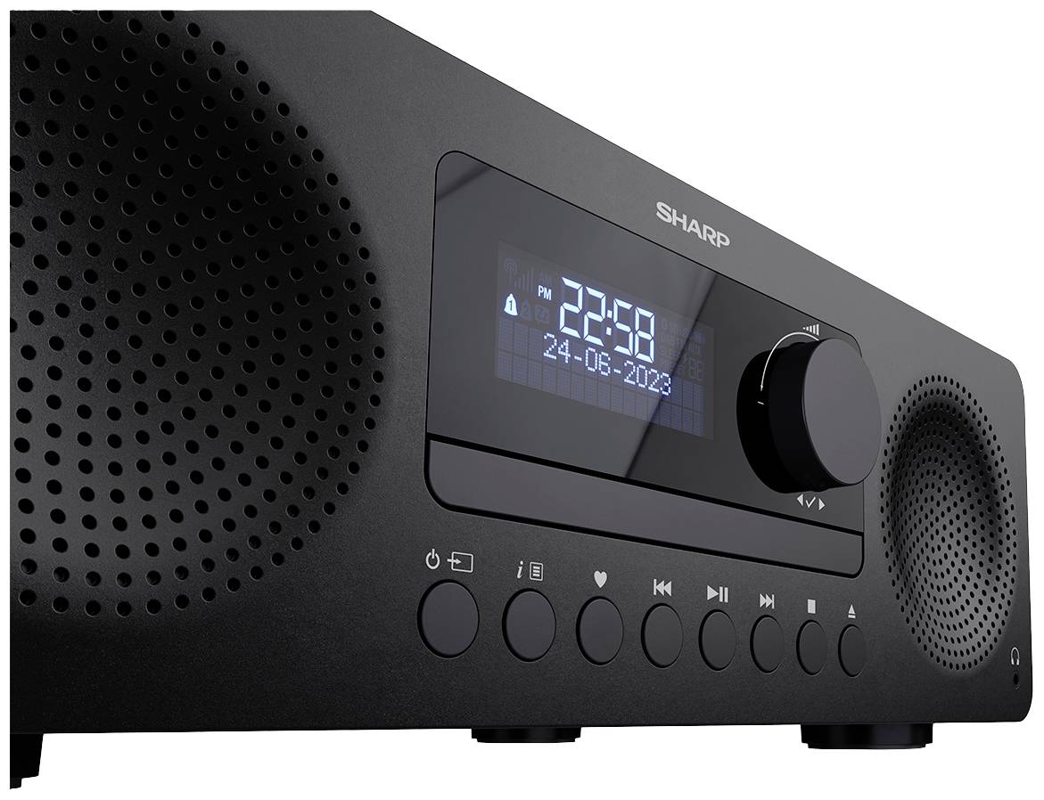 Schwarzes Sharp-Radio mit digitalem Display, zeigt '23:58' und Datum '24-06-2023'. Große Lautsprecher und mehrere Bedienknöpfe.