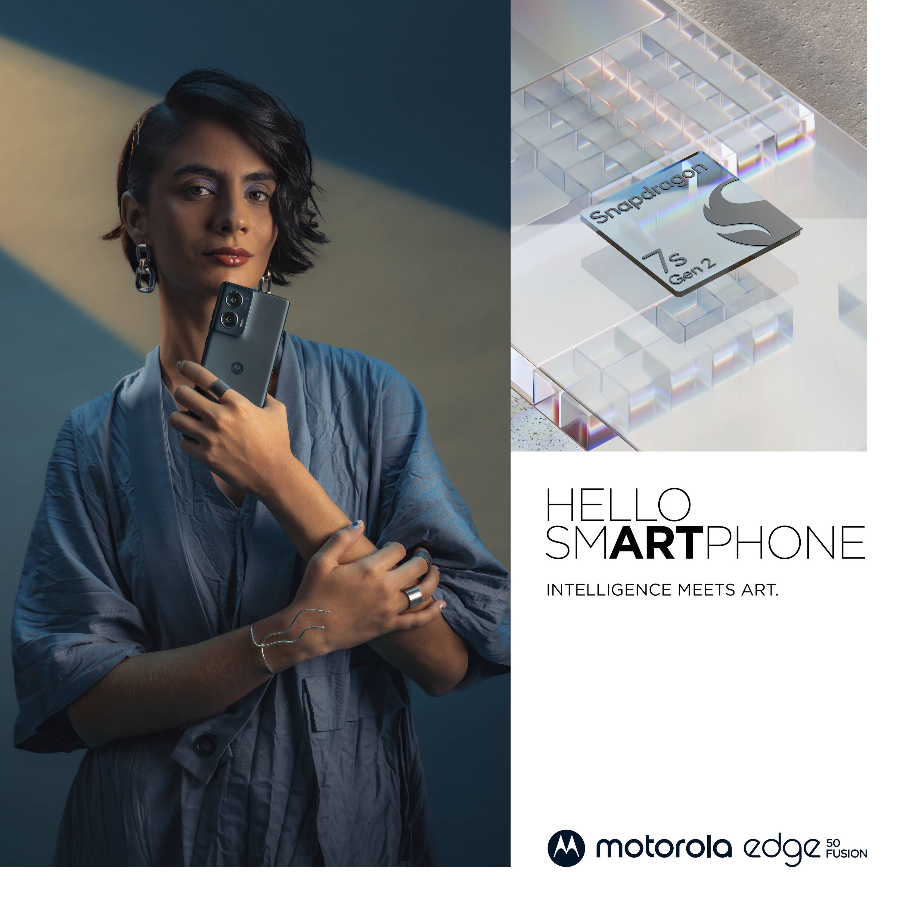 Frau in blauer Kleidung hält ein Smartphone, neben Text: 'HELLO SMARTPHONE, INTELLIGENCE MEETS ART.' Produkte: Motorola Edge 50 Fusion, Snapdragon 7s Gen 2.
