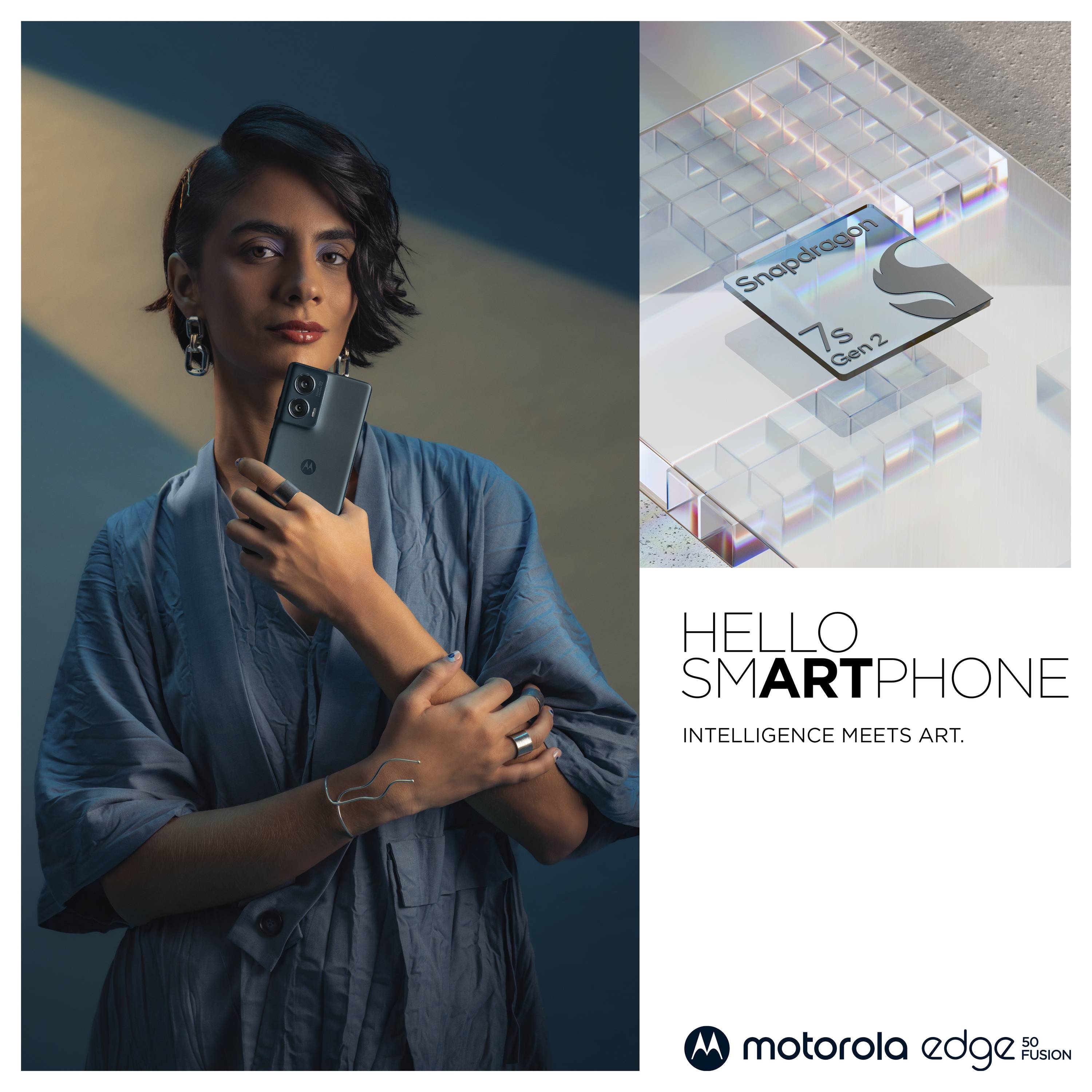 'Frau hält ein Motorola-Smartphone. Daneben Text: 