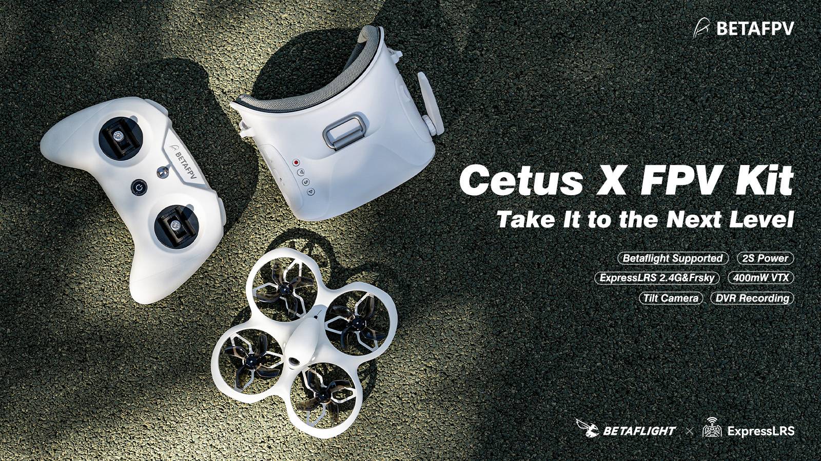 Drone-Set 'Cetus X FPV Kit' mit Fernsteuerung und VR-Brille auf Asphalt. Slogan: 'Take It to the Next Level'. Features: Betaflight, ExpressLRS, Tilt-Kamera.