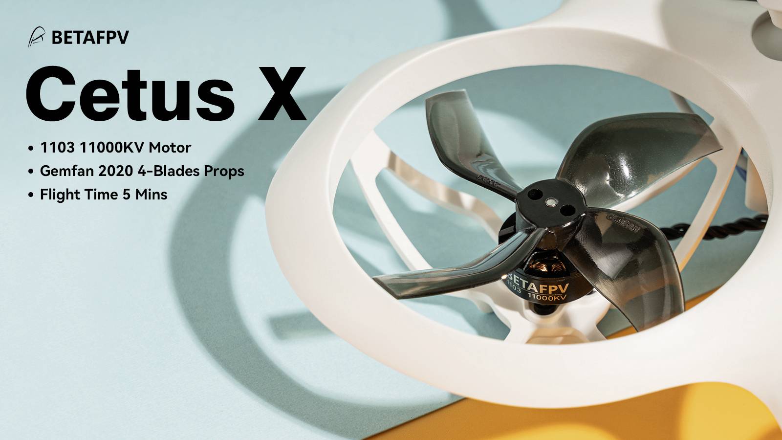 Weiße Drohne 'Cetus X' mit transparenten Propellern auf farbigem Hintergrund. Text: '1103 11000KV Motor, Gemfan 2020 4-Blades Props, Flight Time 5 Mins'.
