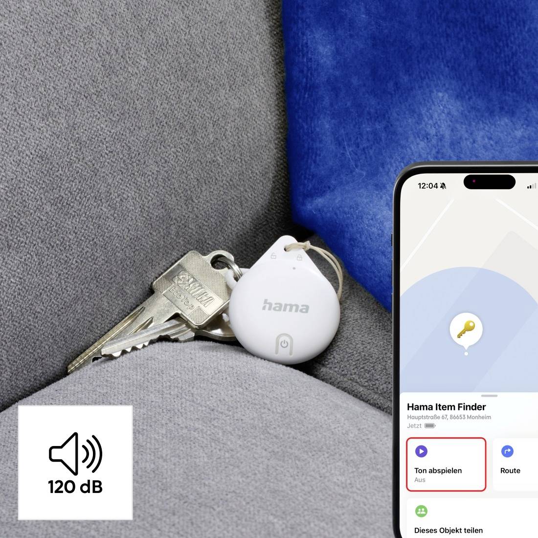 Schlüsselbund mit Hama Item Finder auf Sofa. Smartphone zeigt App-Schnittstelle mit 'Ton abspielen' und Lautstärke von 120 dB.