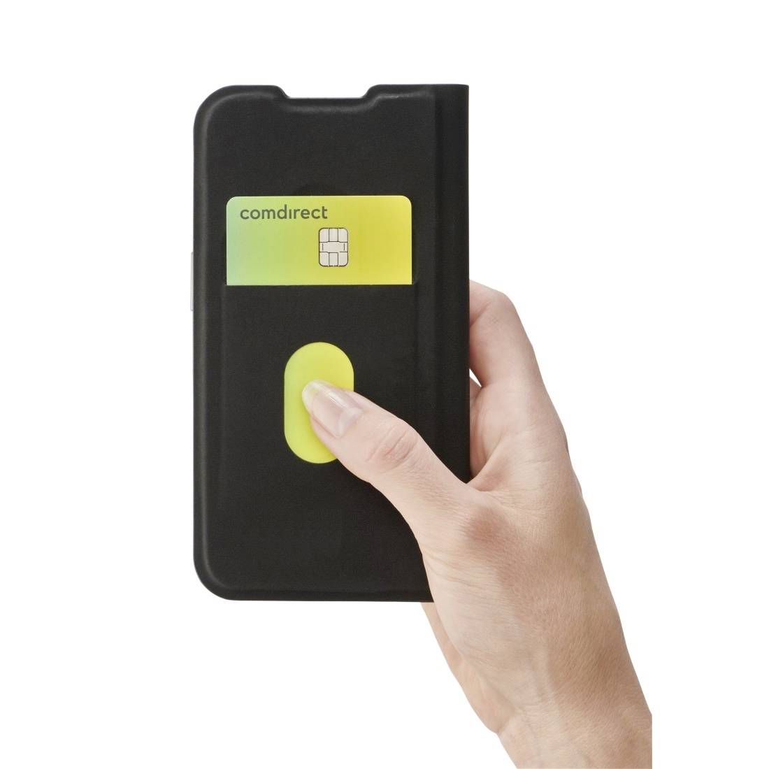 Eine Hand hält eine schwarze Hülle, die eine gelbe Debitkarte mit dem Aufdruck 'comdirect' zeigt.