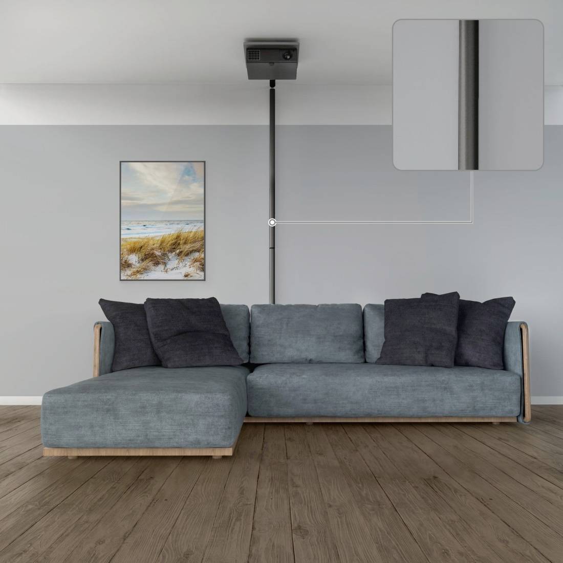 Ein graues Sofa mit blauen Kissen steht auf einem Holzboden. Über dem Sofa ist ein Projektor an der Decke montiert, daneben ein Strandbild.