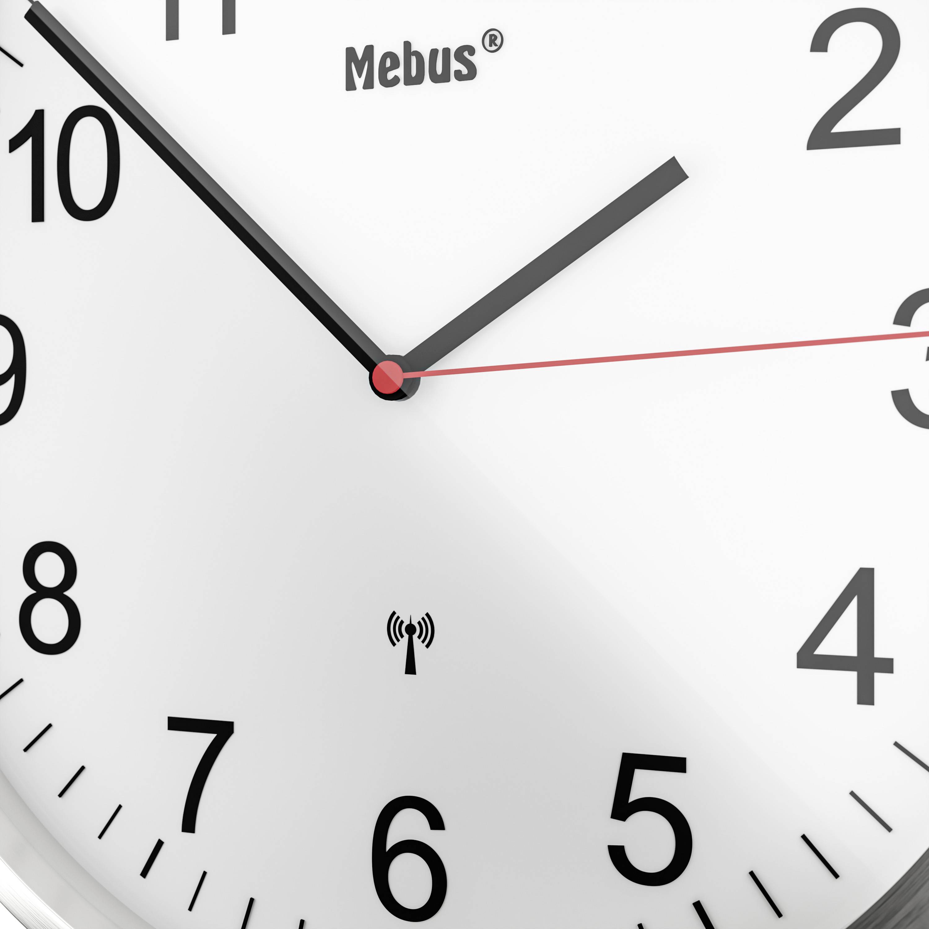 Ein Teil eines weißen Zifferblatts einer analogen Uhr mit schwarzen Zahlen und zwei Zeigern, die auf etwa acht Uhr zeigen.