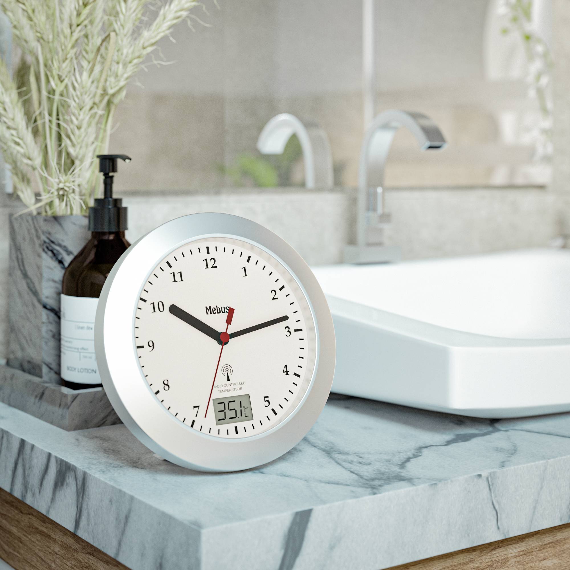 Eine Wanduhr mit analogem Zifferblatt und digitalem Temperaturanzeiger zeigt 12 Uhr und 20,6 Grad Celsius. Im Hintergrund ein Waschbecken.