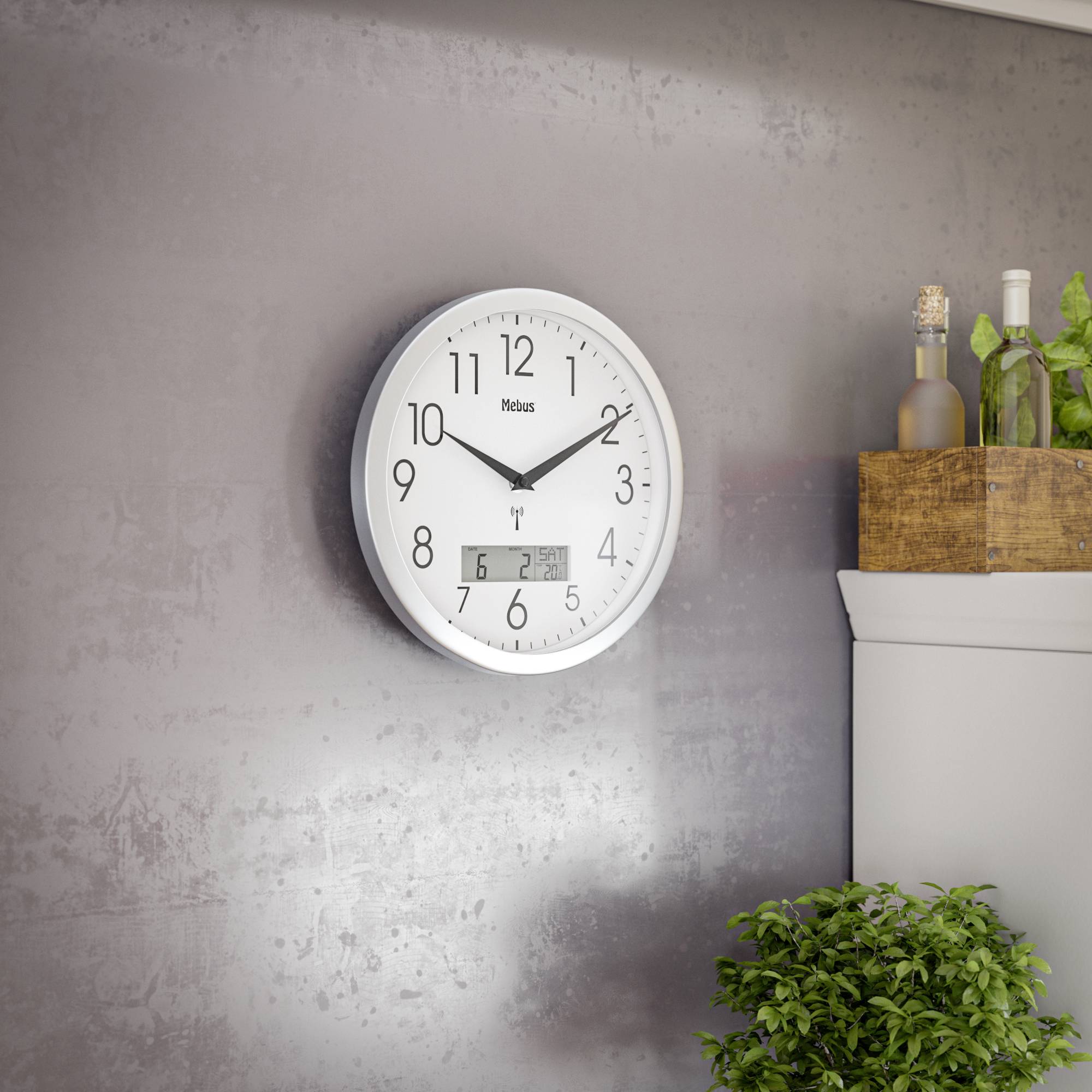 Wanduhr zeigt 2:54 Uhr; daneben ein Regal mit Pflanzen und Flaschen; moderne, minimalistische Inneneinrichtung.