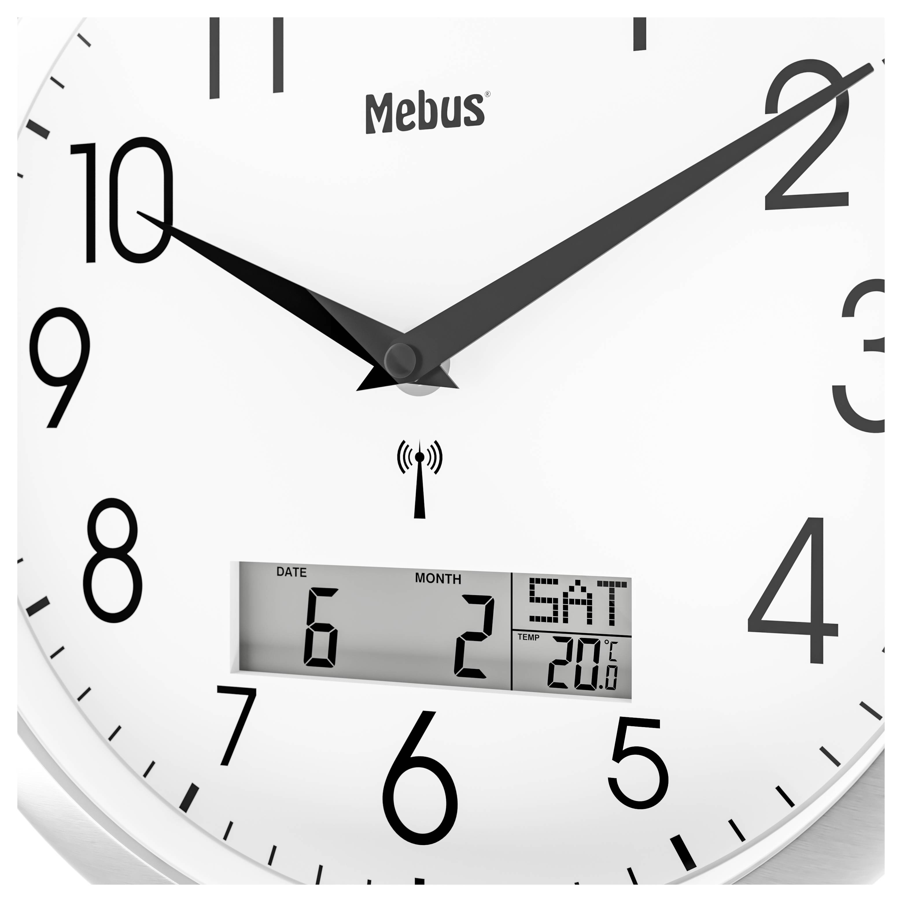 Analoge Wanduhr mit großen Ziffern und zwei schwarzen Zeigern zeigt 10 Uhr 8 Minuten. Digitale Anzeige darunter zeigt 