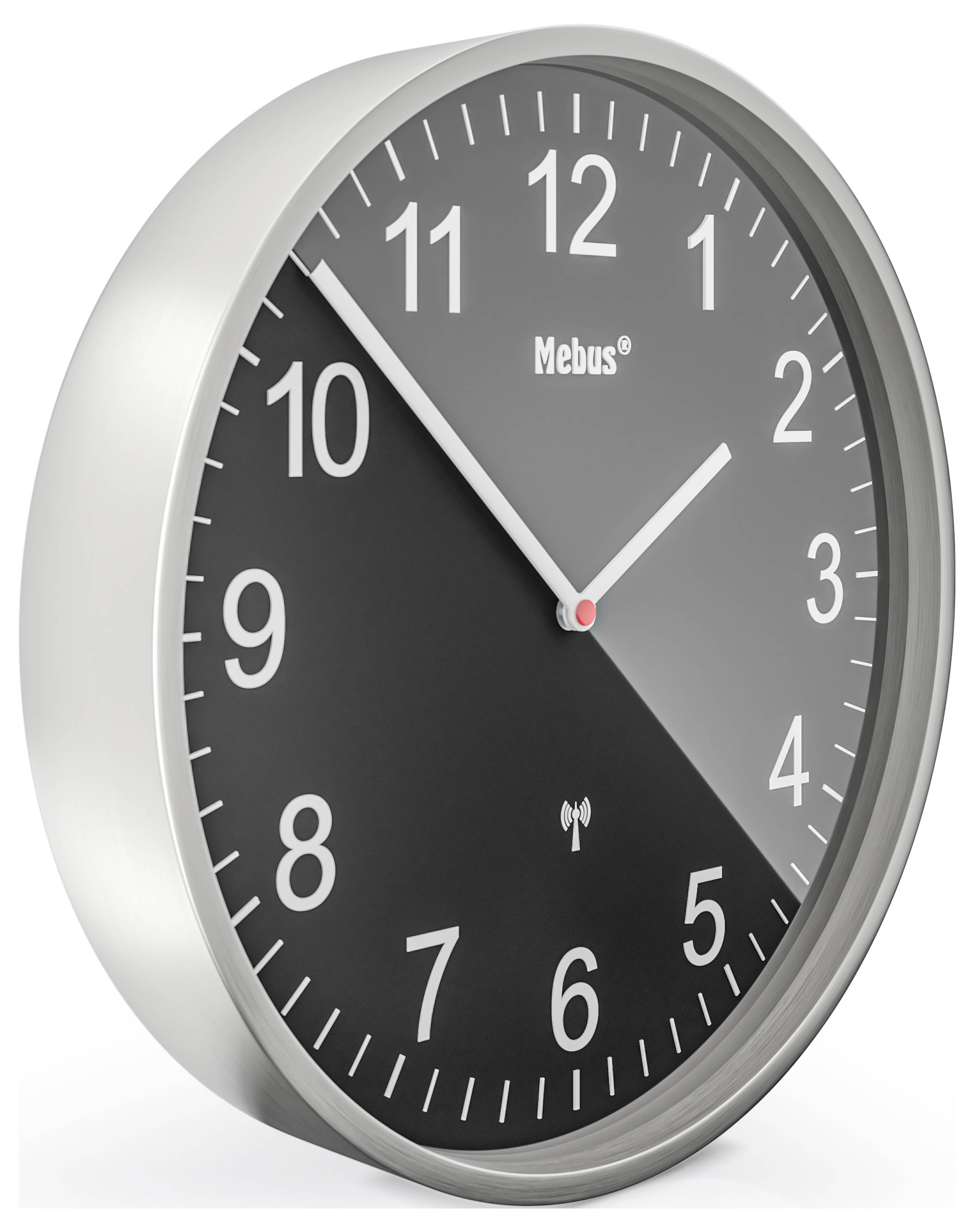 Eine Wanduhr mit silbernem Rahmen zeigt 10:10 auf einem schwarzen Zifferblatt mit weißen Ziffern und Zeigern. Die Marke 