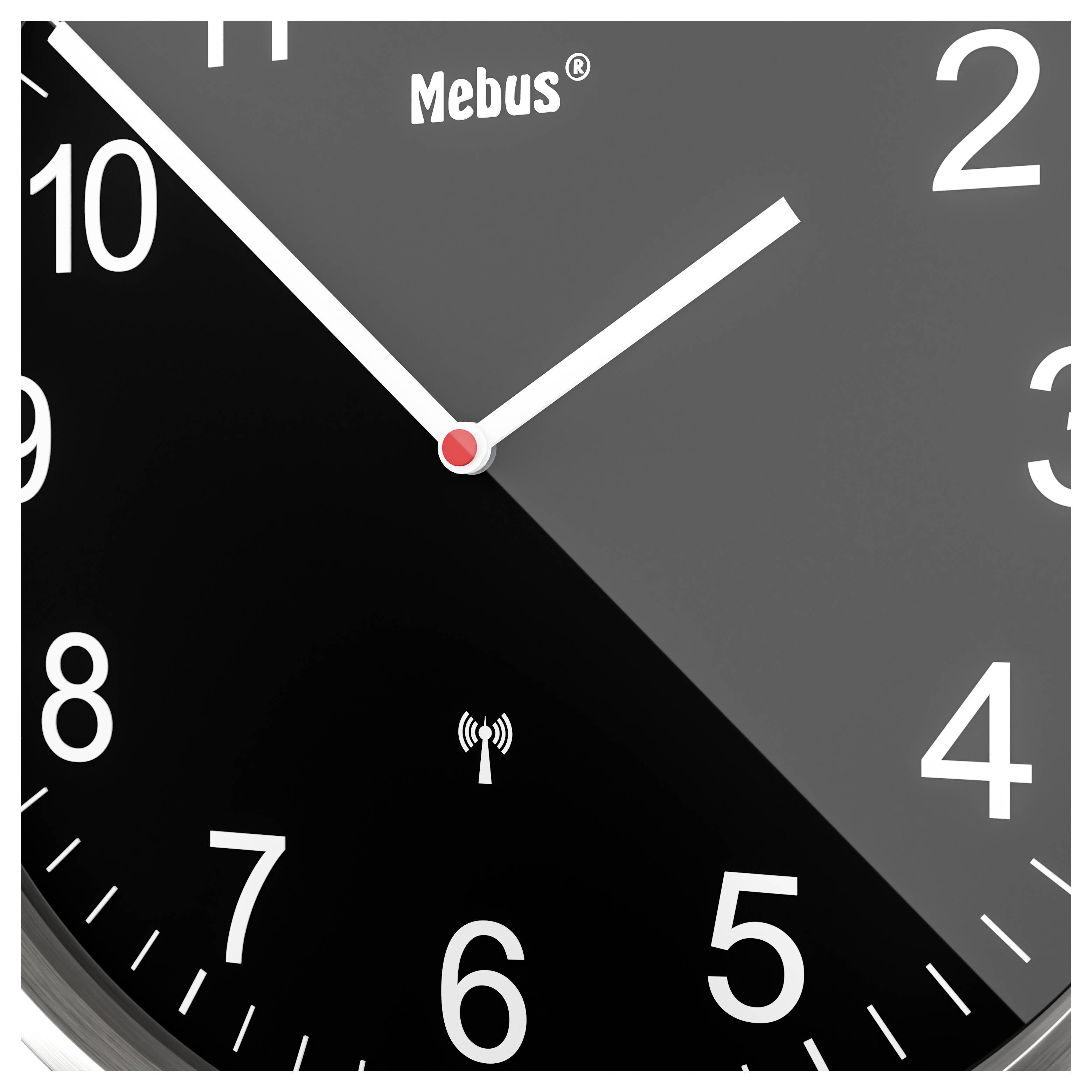 Eine Nahaufnahme einer analogen Uhr, die die Zeit auf etwa 2:11 Uhr anzeigt. Das Zifferblatt ist schwarz mit weißen Ziffern und Zeigern.