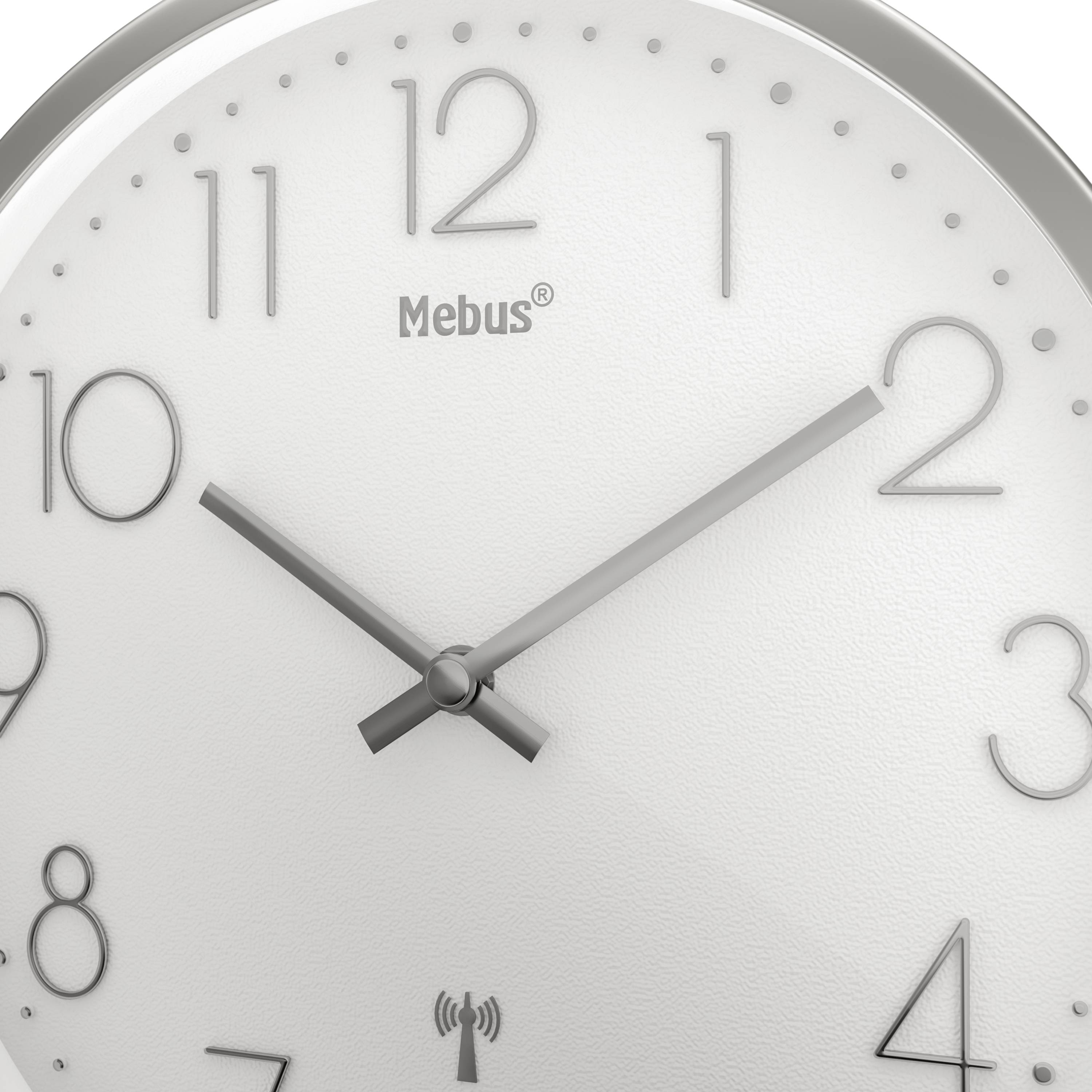 Eine weiße Wanduhr mit großen, grauen Ziffern und Zeigern zeigt 1:53 Uhr. Oben steht der Markenname 'Mebus'.