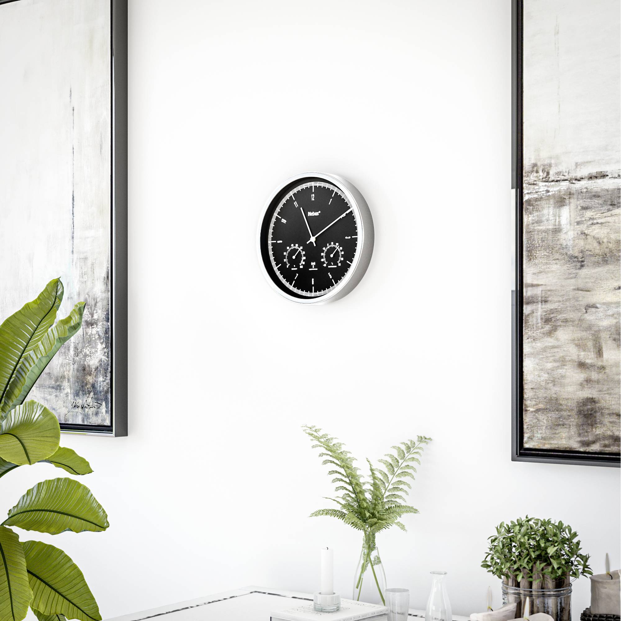 Eine runde Wanduhr mit schwarzem Zifferblatt zeigt 10:10 Uhr an. Darunter stehen zwei Pflanzen auf einem weißen Tisch.