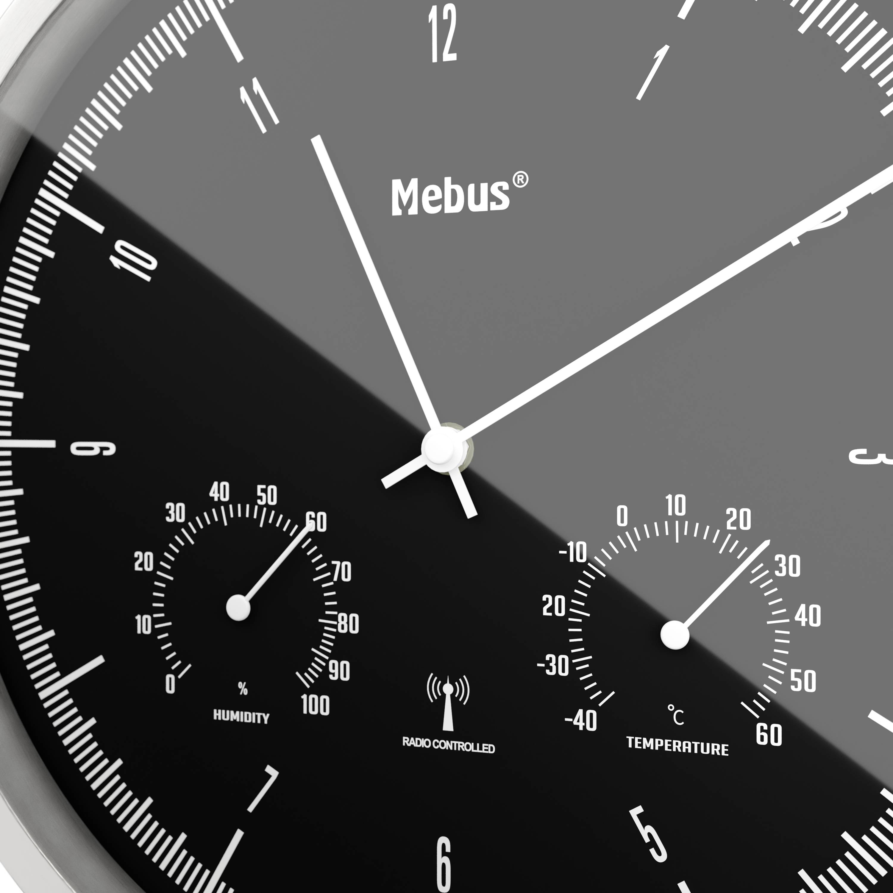 Schwarze Wanduhr mit zwei kleinen Zifferblättern für Luftfeuchtigkeit (links) und Temperatur (rechts) in Prozent und Grad Celsius.