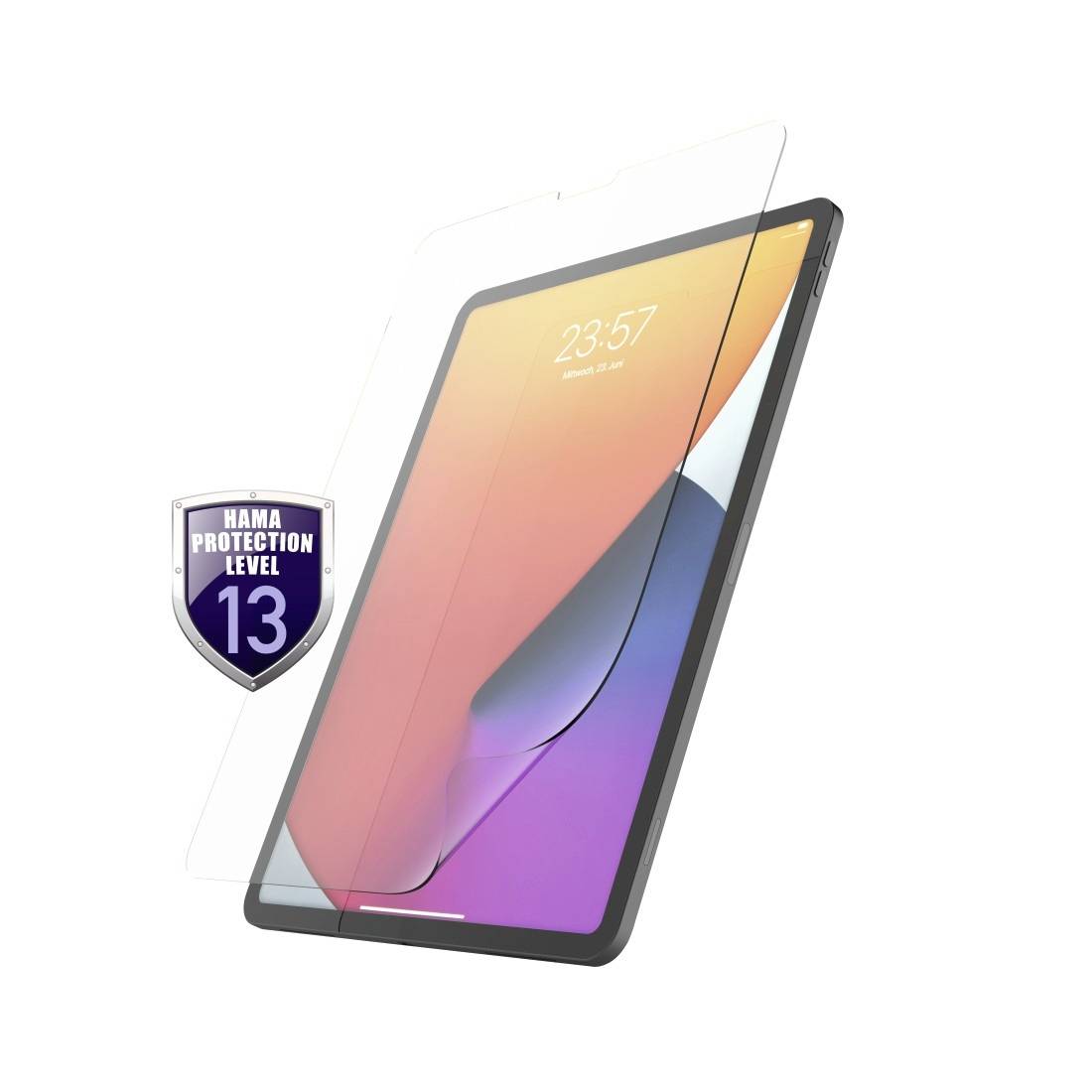 Tablet aus der Seitenansicht mit Glasschutz, zeigt die Uhrzeit 23:57. Das Schutzsticker-Logo liest 'Hama Protection Level 13'.