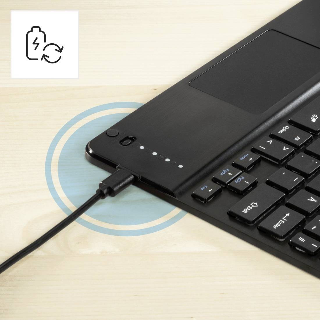 USB-Kabel ist an einen Laptop angeschlossen, das Symbol für Akku-Wiederaufladung erscheint, was das Laden des Laptops signalisiert.