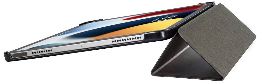 Ein Tablet in einem schwarzen Etui liegt schräg, daneben steht ein zusammengefalteter, schwarzer Tablet-Ständer in Pyramidenform.