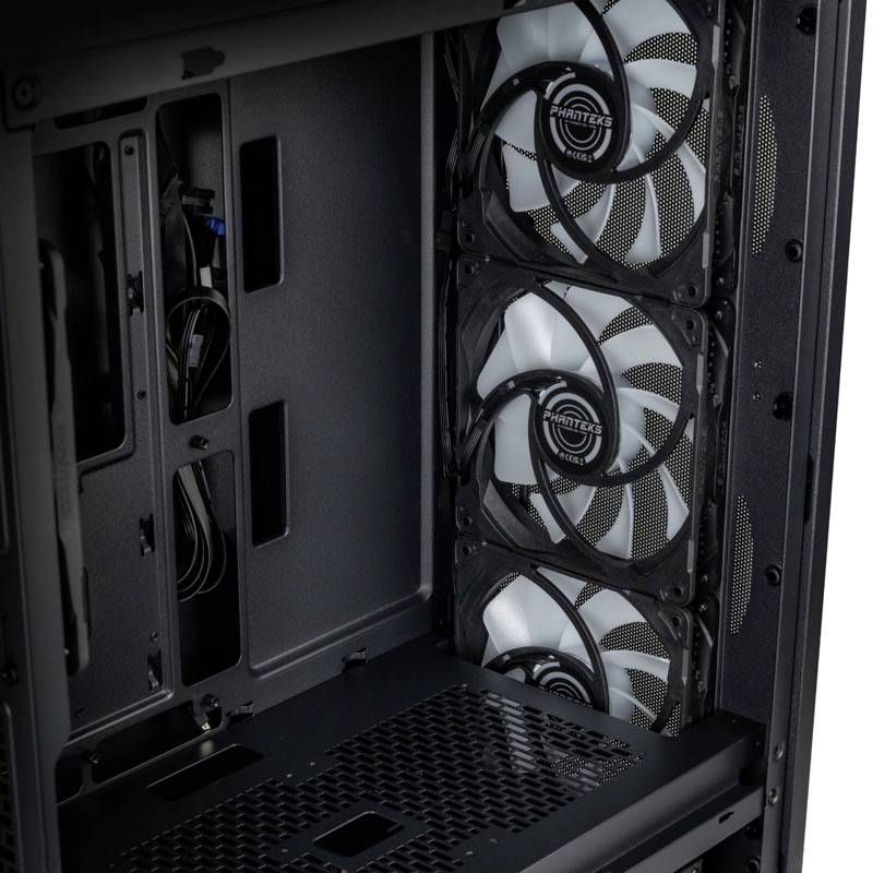 Ein offenes Computergehäuse mit drei eingebauten Lüftern. Die Lüfter sind vertikal ausgerichtet und tragen zur Kühlung des Systems bei.