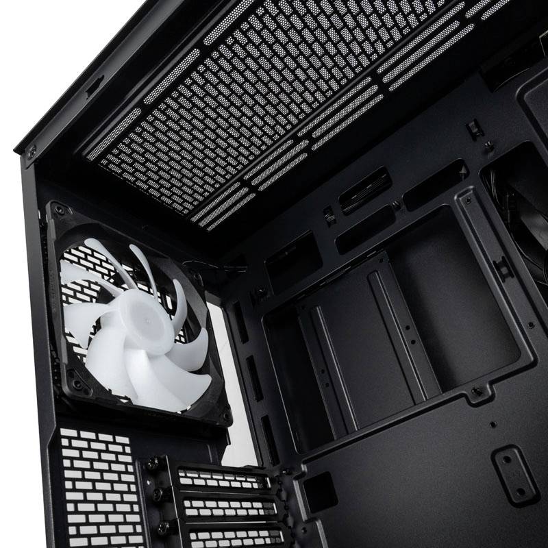 Ein leerer PC-Gehäuseinnenraum mit sichtbaren Lüftern und Gitterstruktur für Luftzirkulation. Ideal für individuelle PC-Konfigurationen.