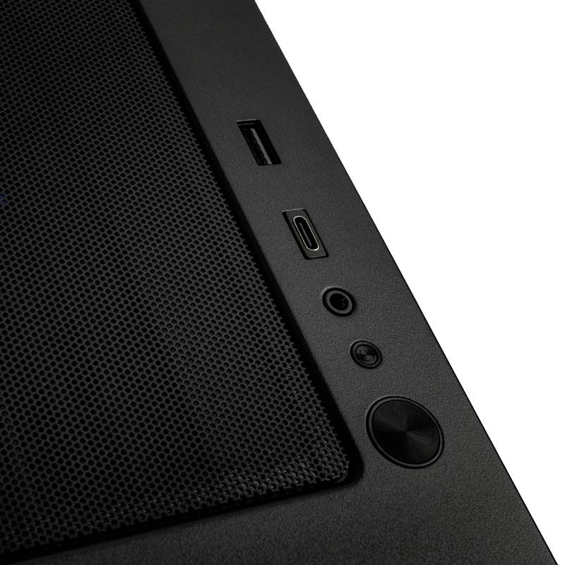 Ein schwarzes Computergehäuse mit USB-Anschluss, USB-C-Anschluss, Audioanschluss und Ein-/Ausschalter an der Vorderseite.