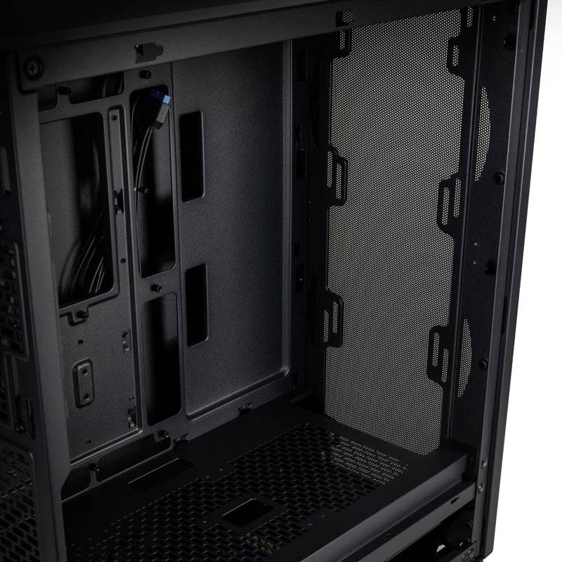 Ein leeres Computergehäuse mit sichtbaren Kabeln und Lüftungsschlitzen. Geeignet für den Einbau von PC-Komponenten.