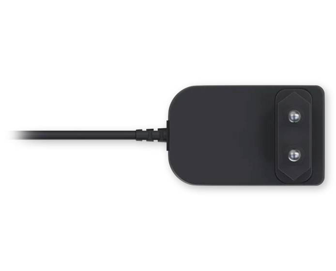 Ein schwarzes Ladegerätkabel mit einem abgerundeten rechteckigen Stecker.