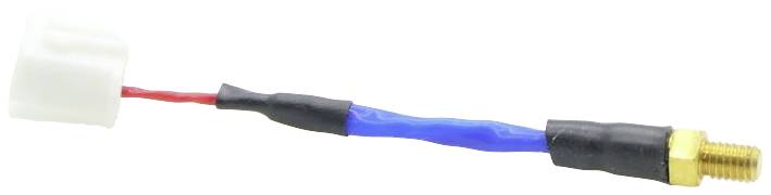 Ein blauer Draht mit einem weißen Stecker an einem Ende und einem goldfarbenen Metallgewinde am anderen Ende, umgeben von schwarzem Schutzmaterial.