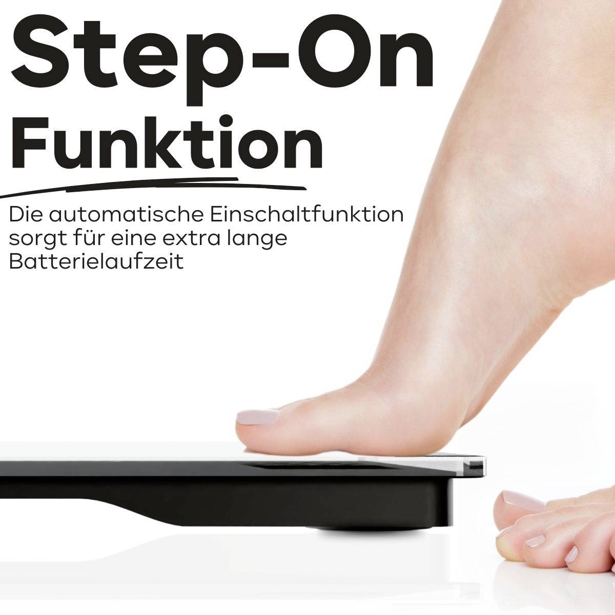 'Step-On Funktion': Eine Person stellt ihren Fuß auf eine digitale Waage. Der Text erklärt die automatische Einschaltfunktion.