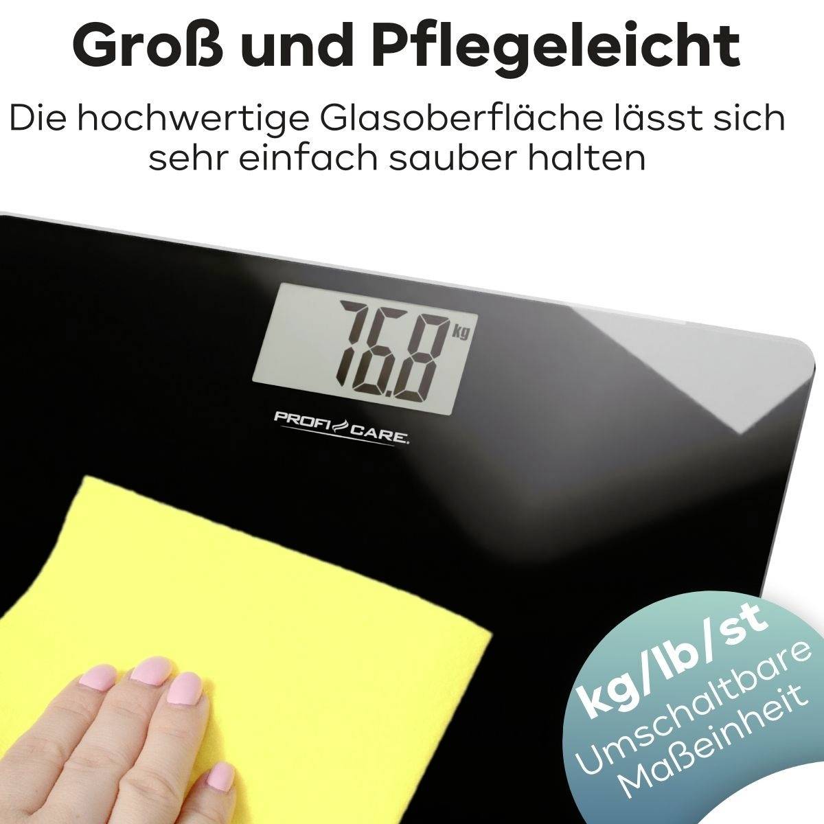 Eine Waage mit großem digitalen Display zeigt 76,8 kg an. Ein gelbes Tuch wird auf der Glasoberfläche verwendet, um diese zu reinigen.