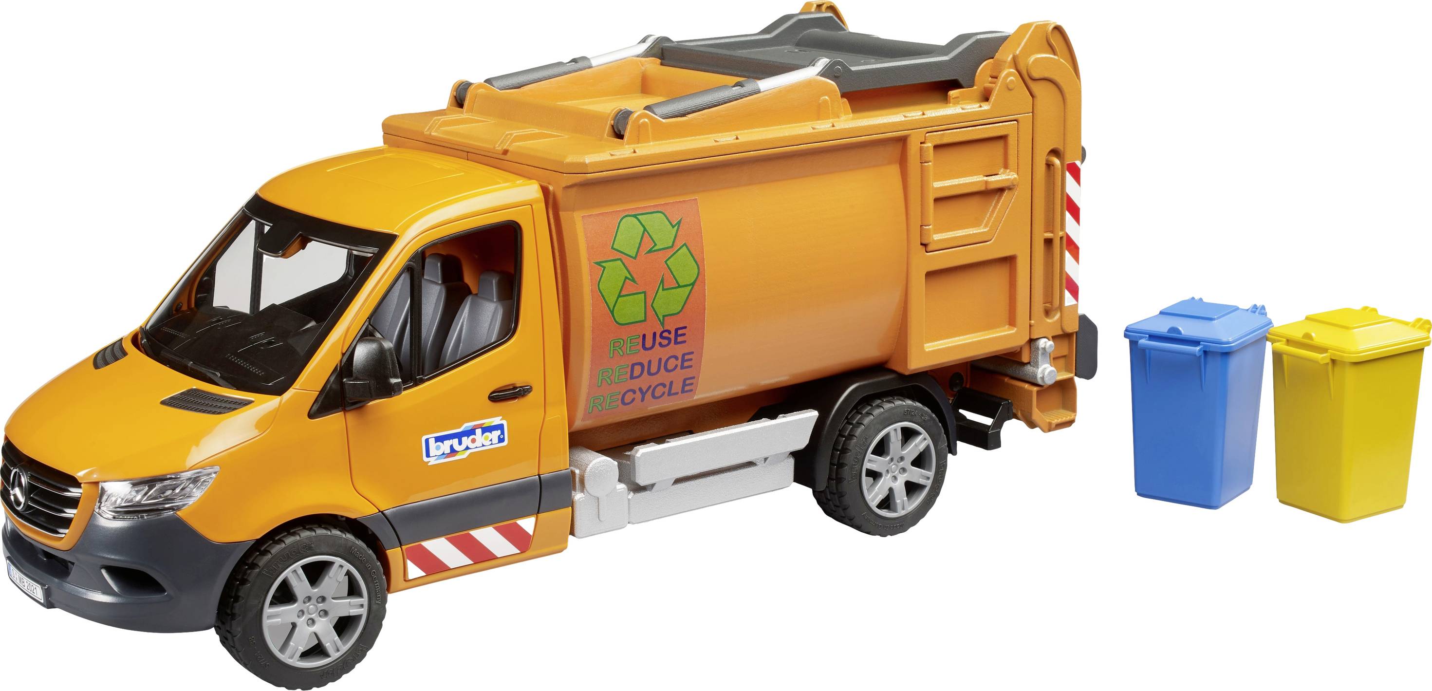 Orangefarbenes Müllfahrzeugspielzeug mit Recycling-Symbol und den Worten 'Reuse, Reduce, Recycle'. Daneben stehen blaue und gelbe Mülltonnen.