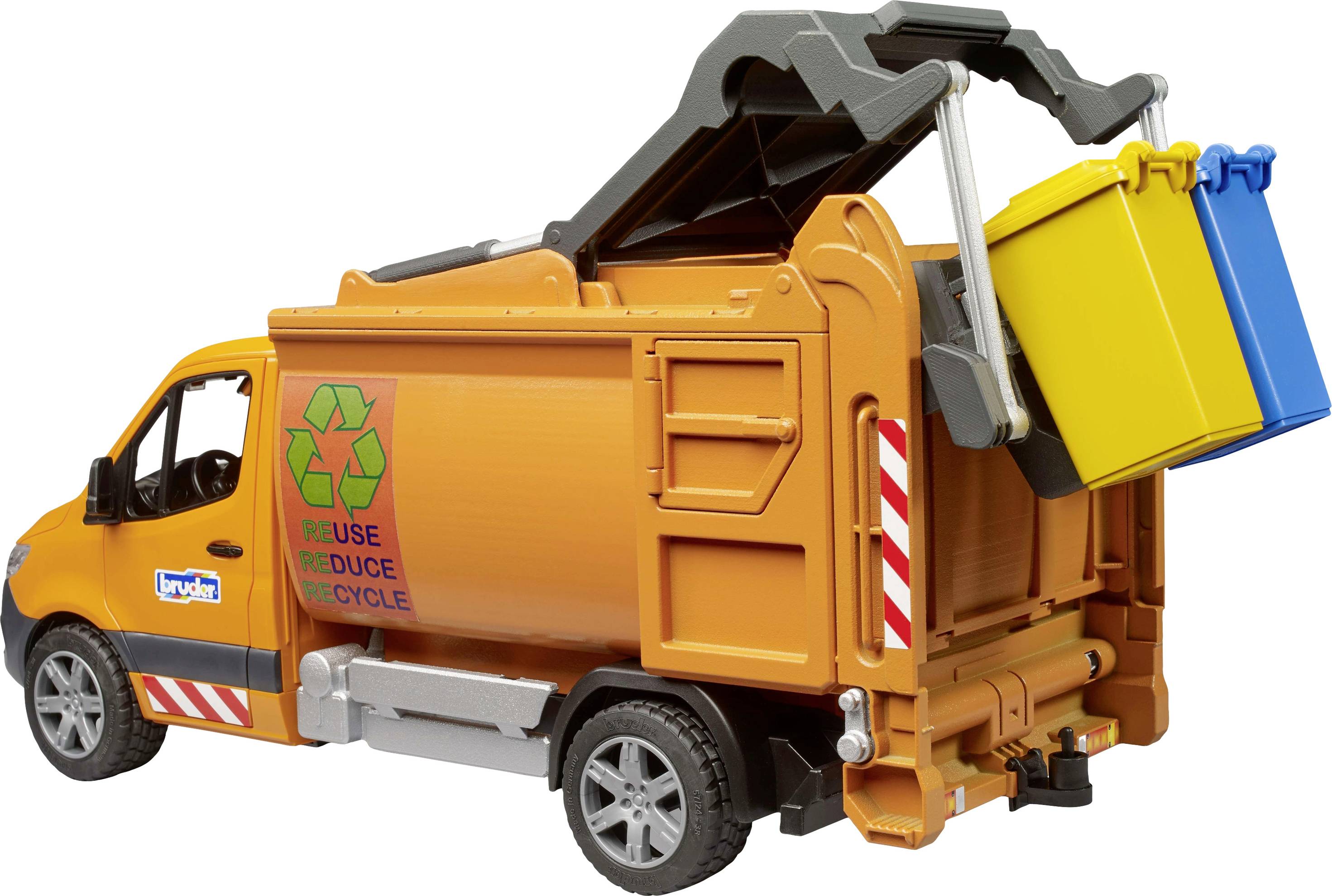 Spielzeug-Müllwagen in Orange mit blauer und gelber Tonne. Aufdruck 'Reuse, Reduce, Recycle'. Hebevorrichtung hebt die Tonne.