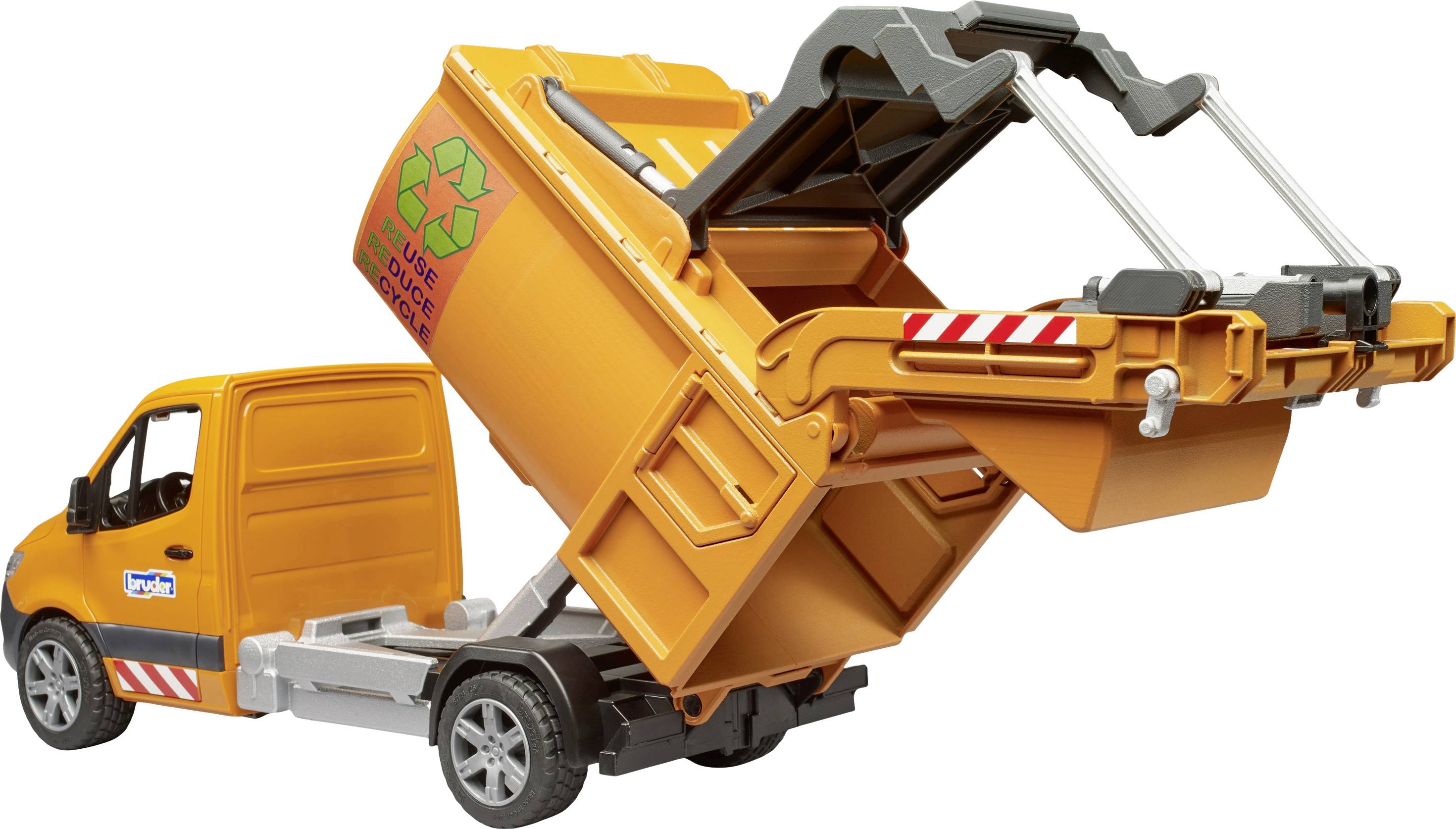 Ein orangefarbener Müllwagen mit einem hochgekippten Container zeigt ein Recycling-Symbol und hebt den Behälter hydraulisch an.