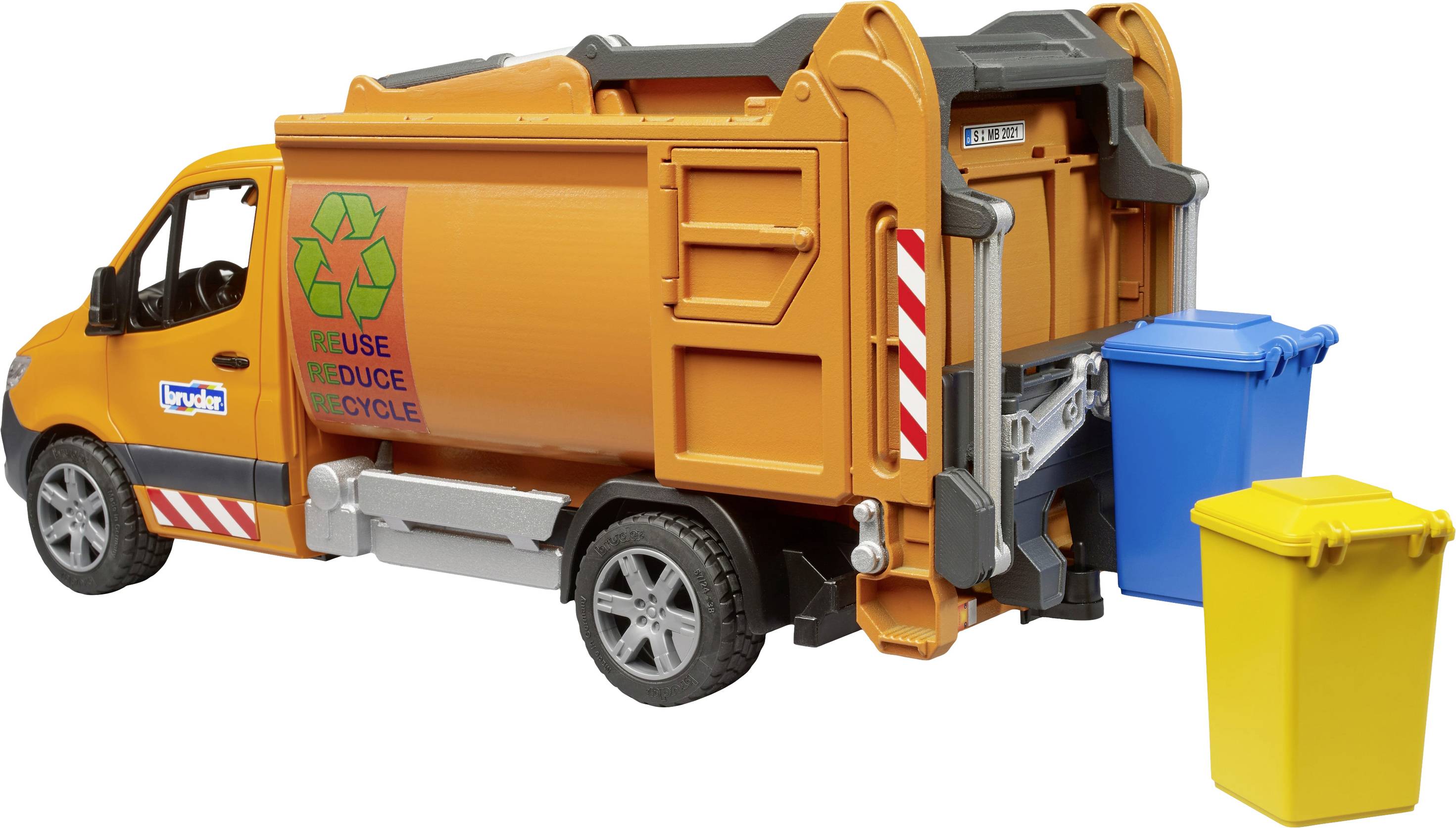 Ein orangefarbener Müllwagen mit der Aufschrift 'Reuse Reduce Recycle' lädt zwei Mülltonnen, eine blaue und eine gelbe, hinten ein.