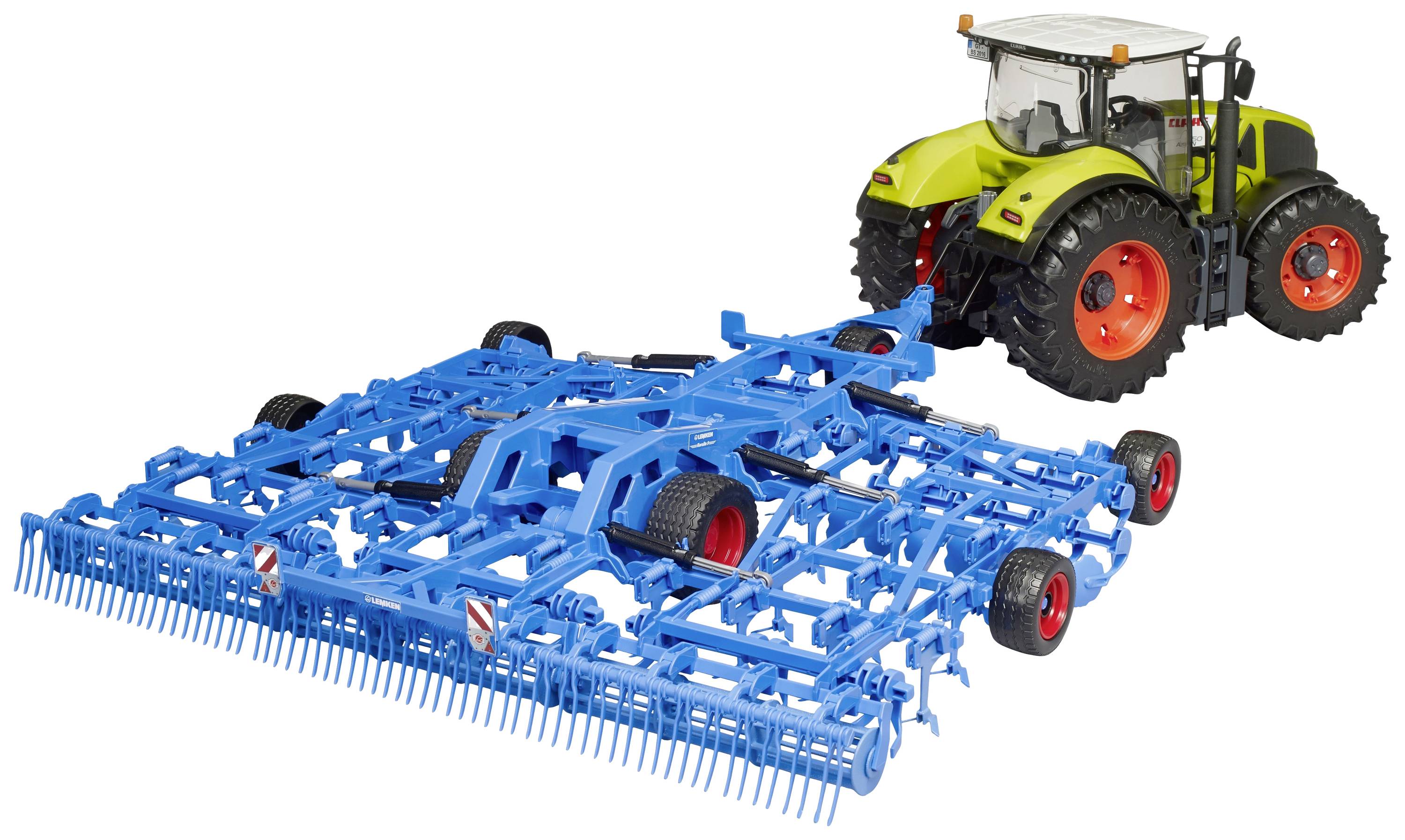 Traktor zieht eine große blaue Egge über ein Feld, bereit zur Bodenbearbeitung und Aussaat.
