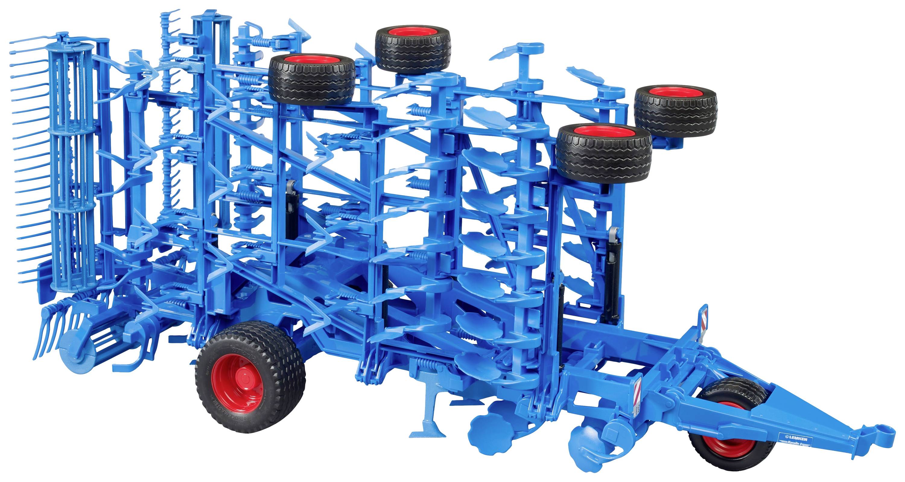 Ein blauer landwirtschaftlicher Grubber mit rot-schwarzen Rädern, der zur Bodenbearbeitung verwendet wird.
