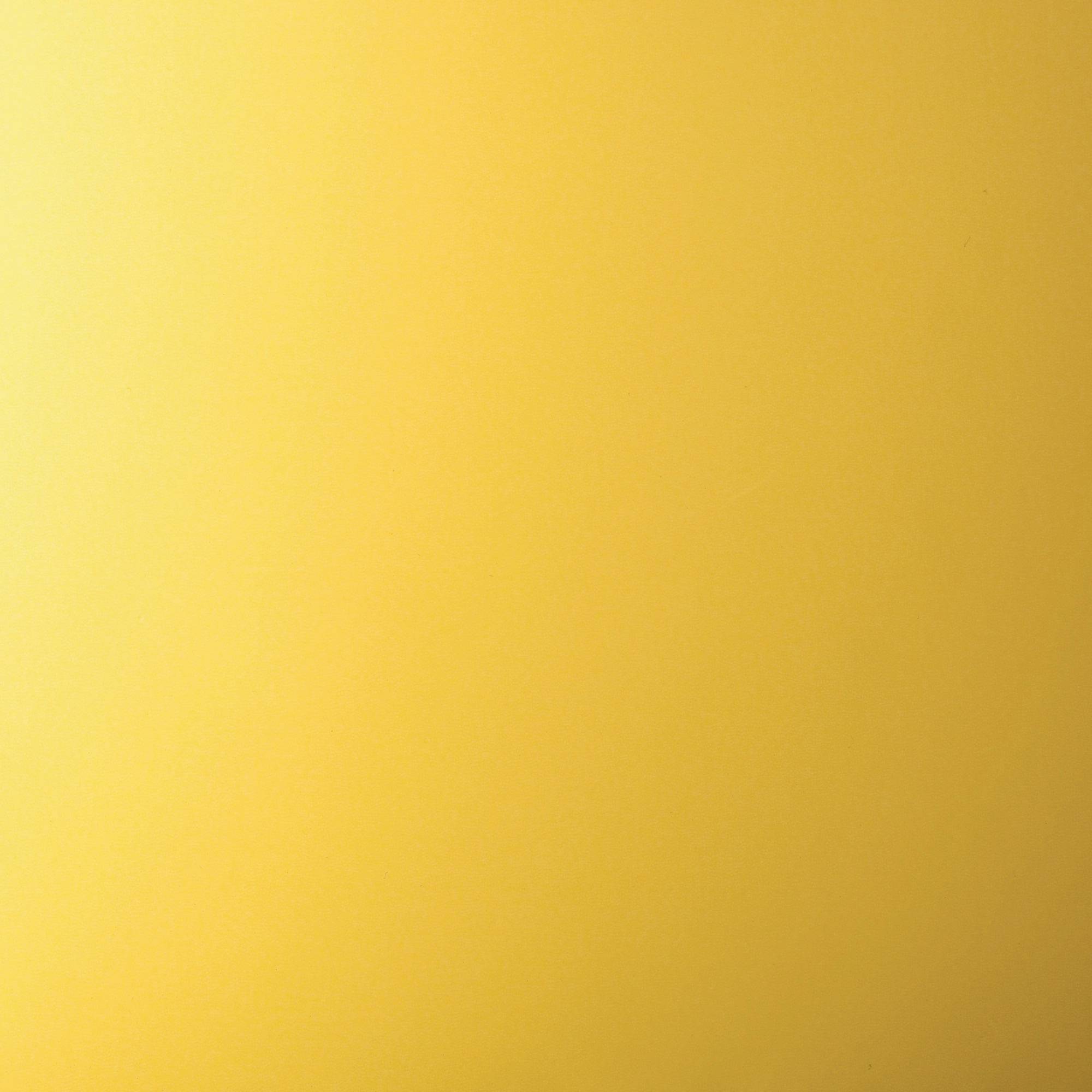 Ein einheitlicher gelber Hintergrund, der eine warme, sonnige Stimmung vermittelt.