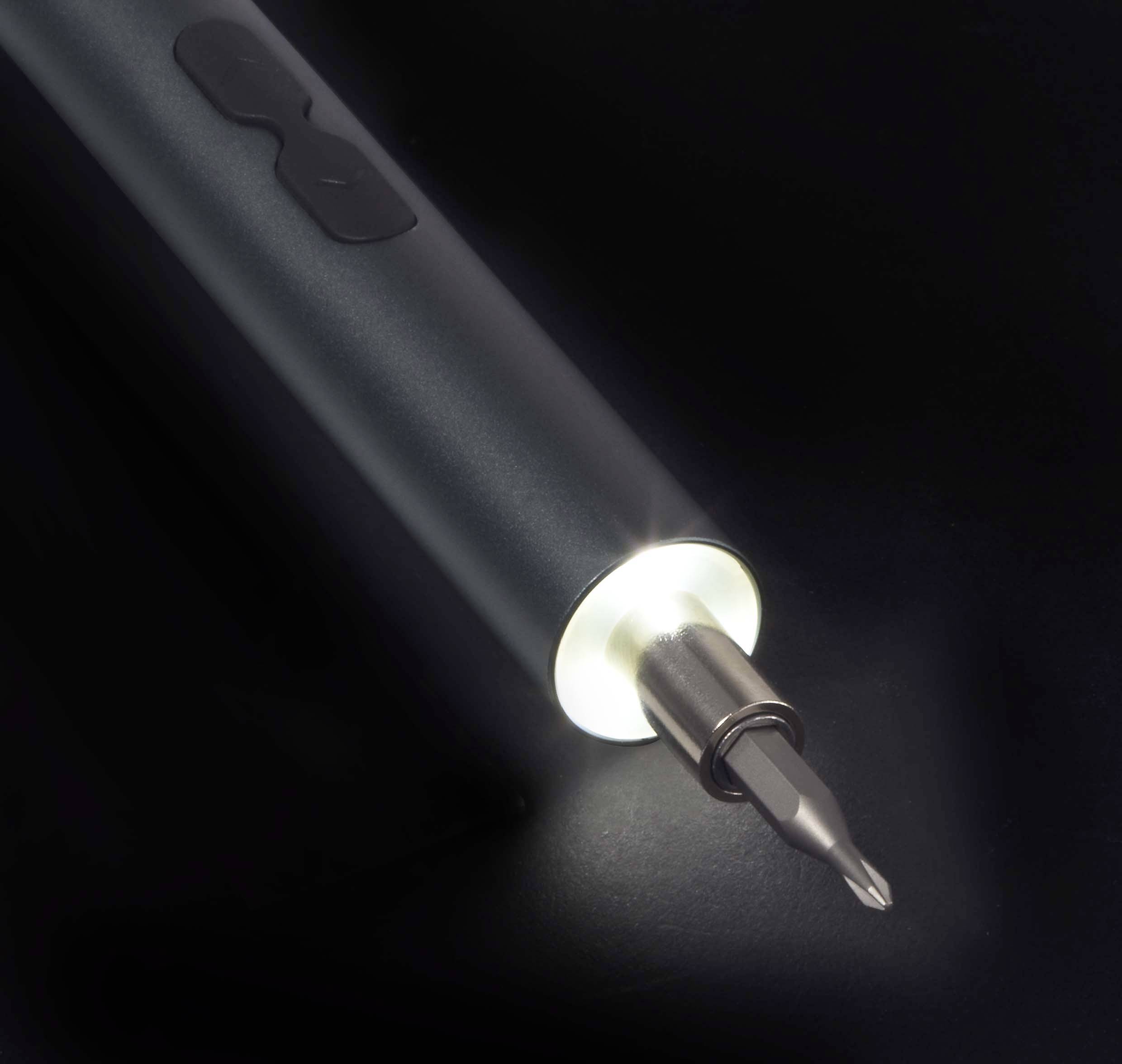 Ein beleuchteter Schraubendreher auf dunklem Hintergrund, mit hellem LED-Licht an der Spitze, das die Schraubspitze sichtbar macht.
