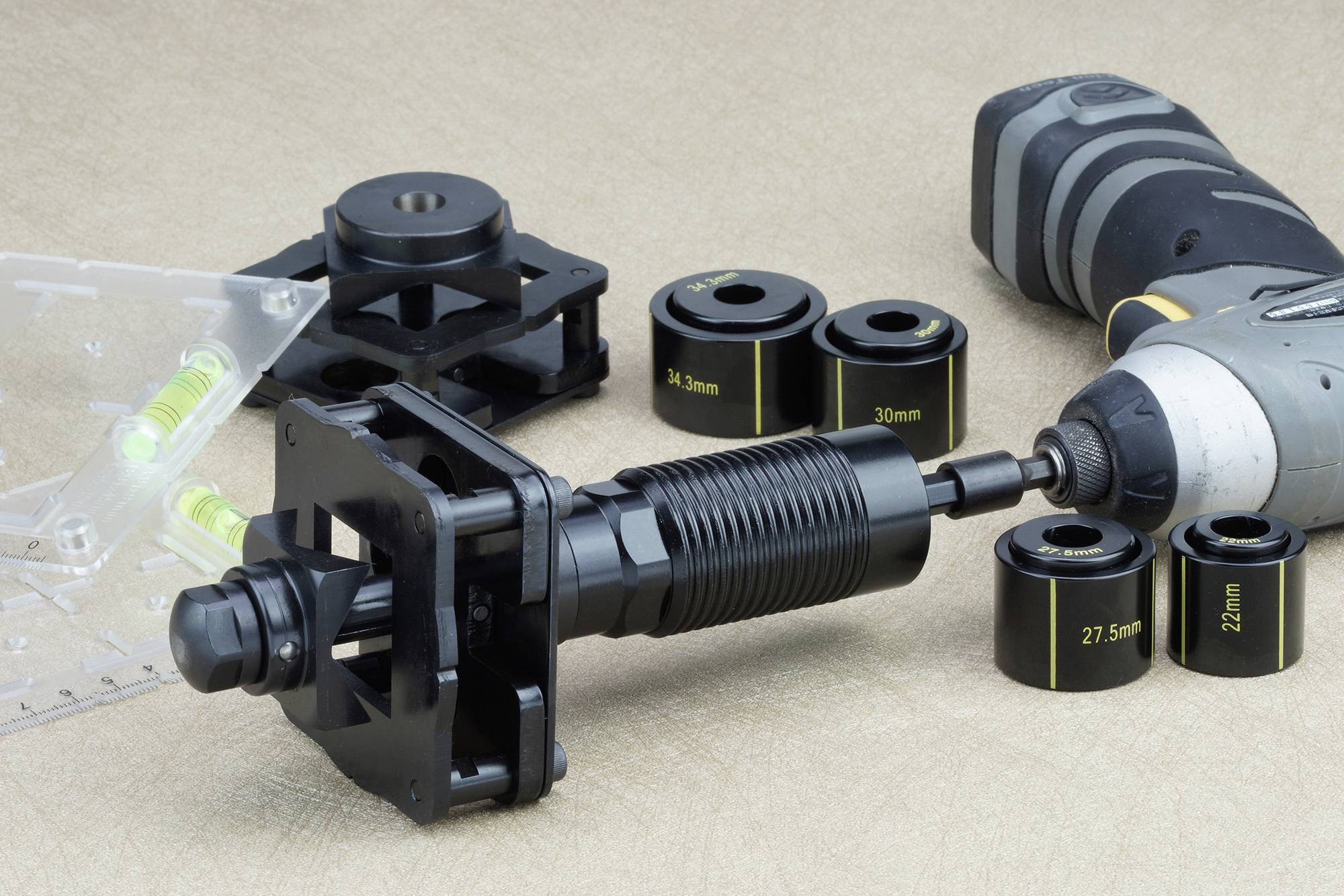 Ein Set von Schneidwerkzeugen und einem Bohrer zur Installation von Wasserhähnen. Enthält verschiedene Lochsägen in unterschiedlichen Größen.