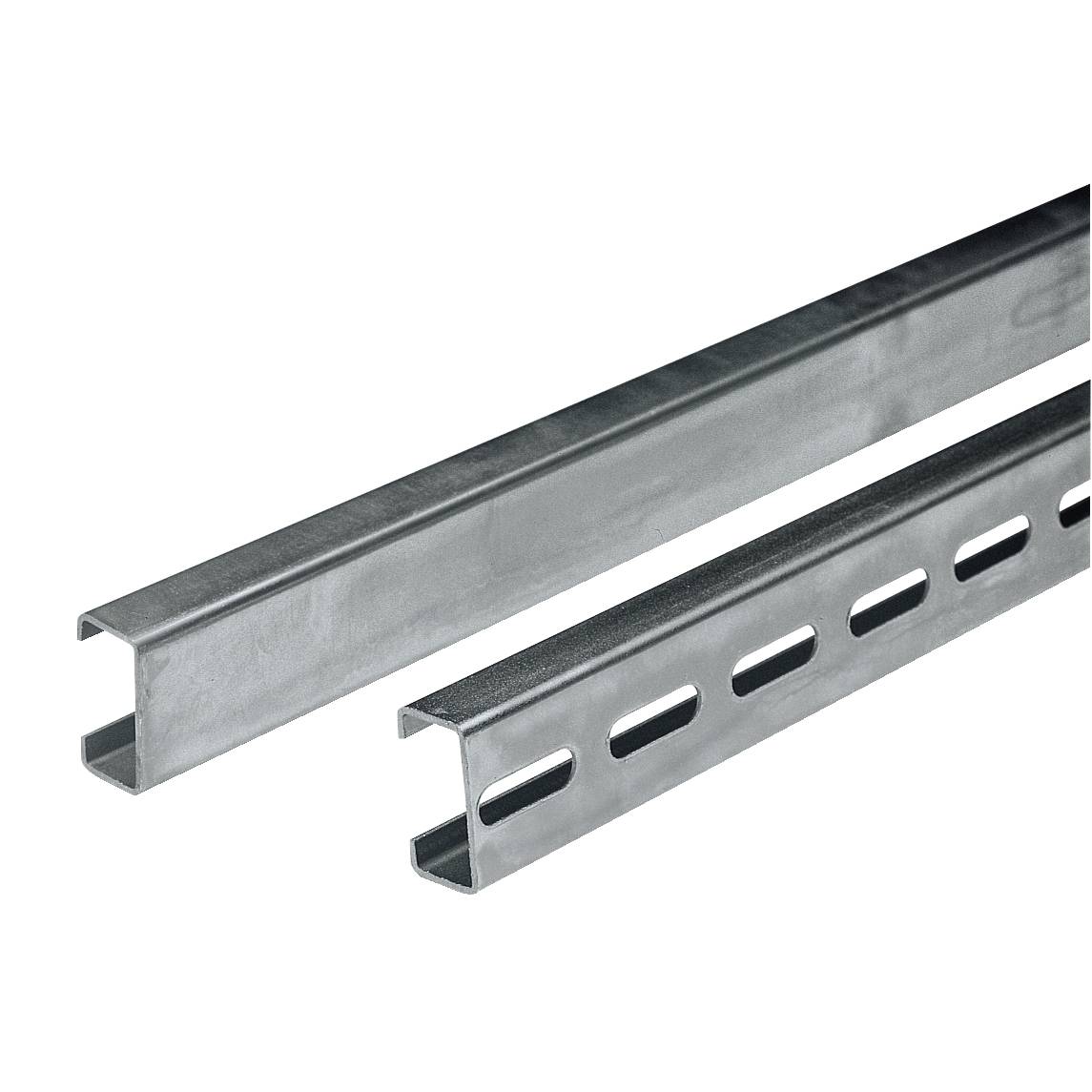 Zwei silberne Metallprofile, eins mit durchgehenden Schlitzen. Werkzeugkomponenten für Bau- oder Montagearbeiten.