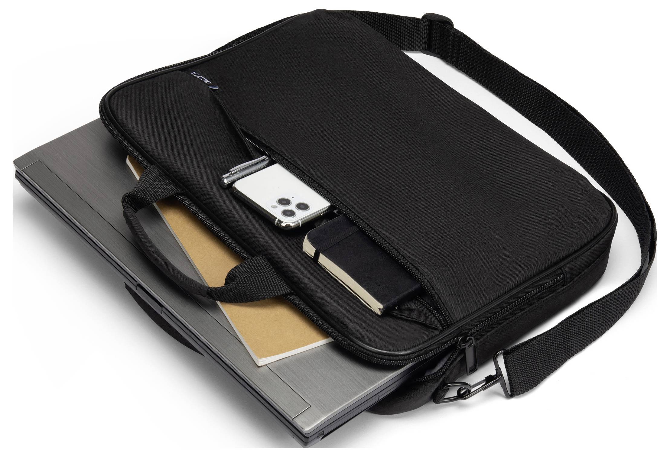 Schwarze Laptoptasche mit Tragegurt, offenbart Einblick: Smartphone, Notizblock und Laptop sichtbar.
