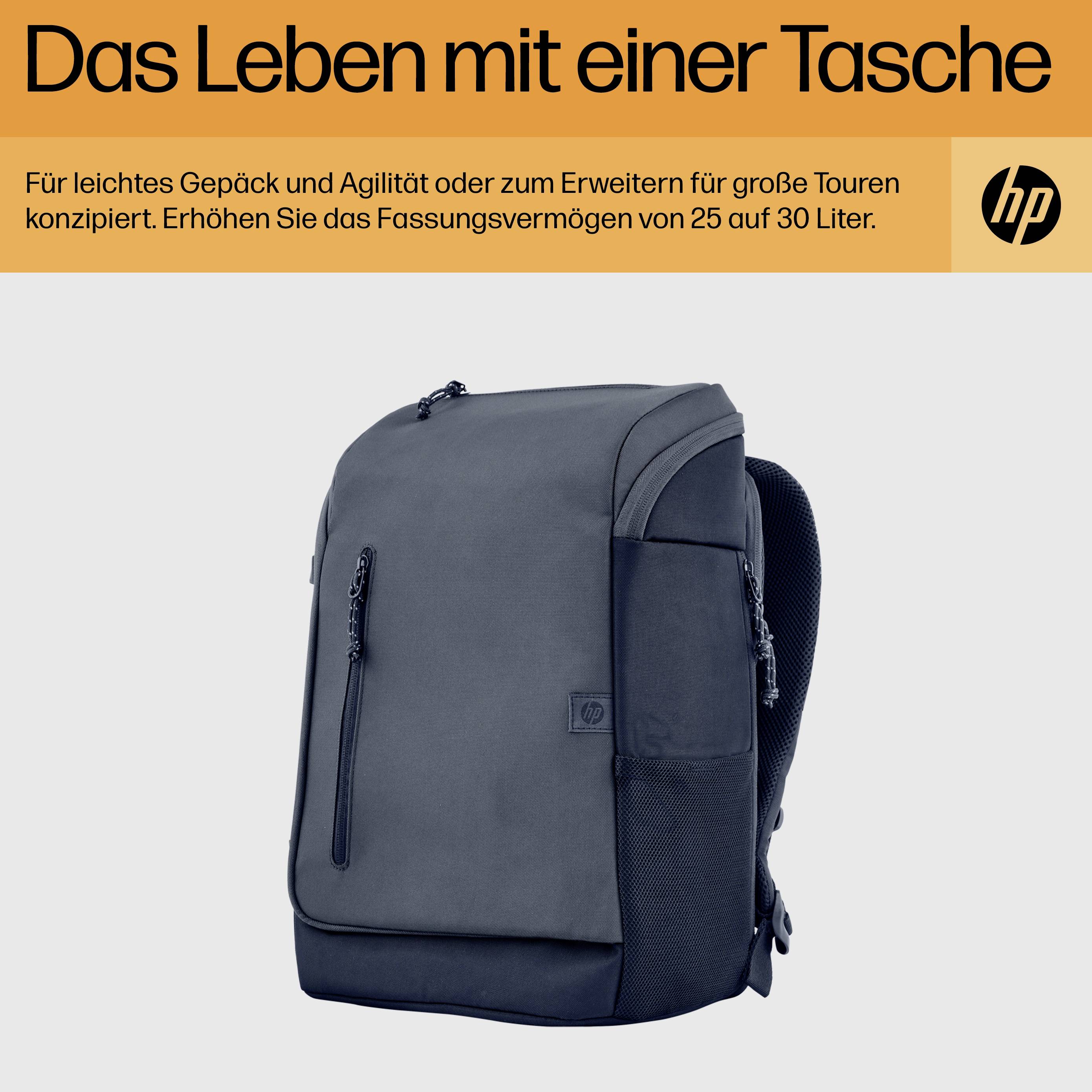 Eine schwarze Rucksack-Tasche mit mehreren Fächern, entworfen für Flexibilität und Verlängerung von 25 auf 30 Liter, dargestellt auf hellgrauem Hintergrund.