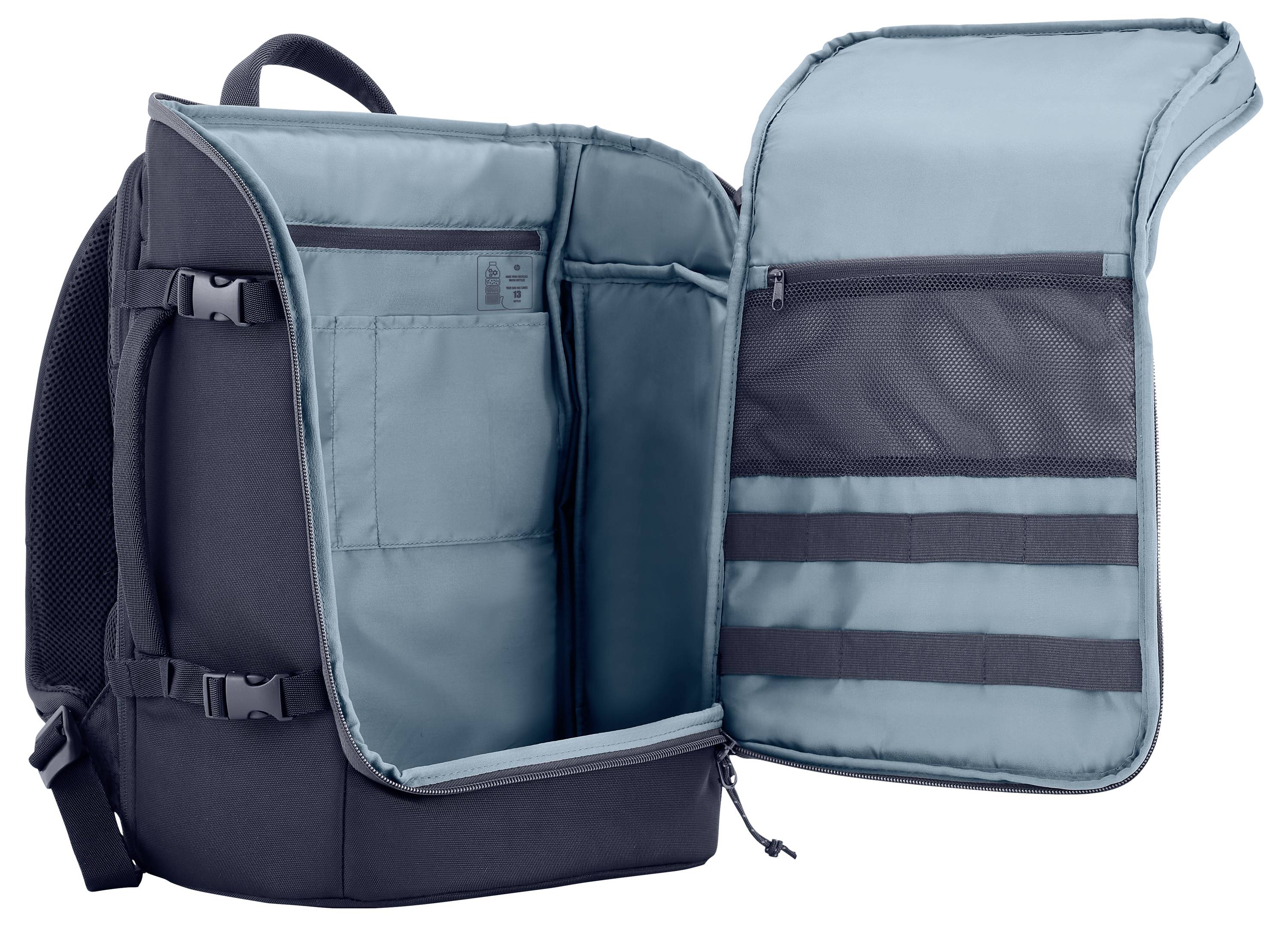 Ein geöffneter, schwarzer Rucksack mit blauem Innenfutter und mehreren Fächern. Ideal zur organisierten Aufbewahrung von Gegenständen.