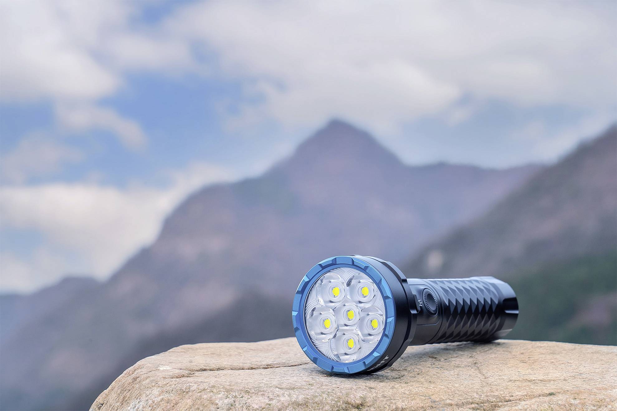 OLight Prowess Prowess LED Taschenlampe 800lm, 1200lm, 5000lm akkubetrieben 269g Schwarz