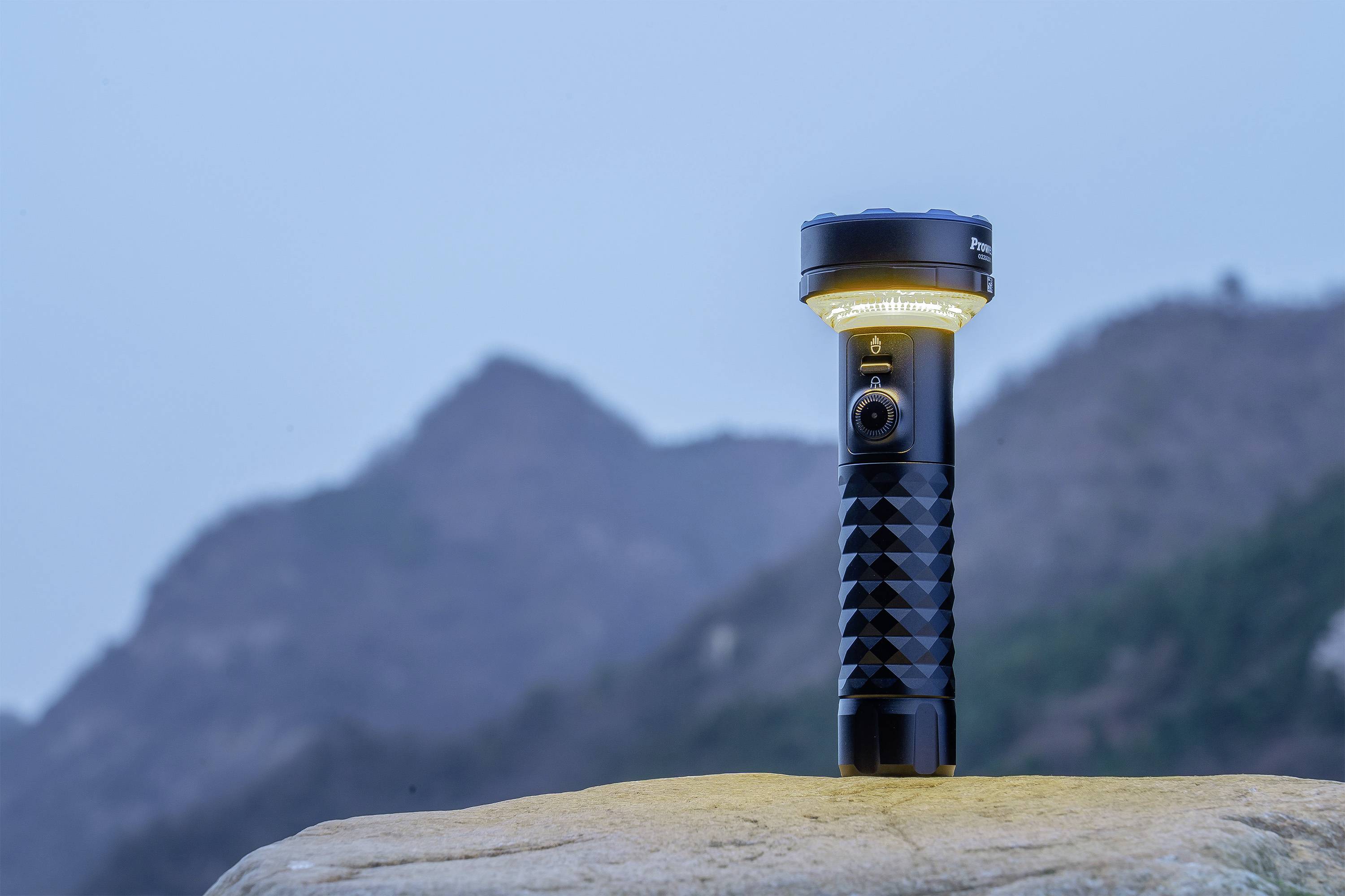 OLight Prowess Prowess LED Taschenlampe 800lm, 1200lm, 5000lm akkubetrieben 269g Schwarz