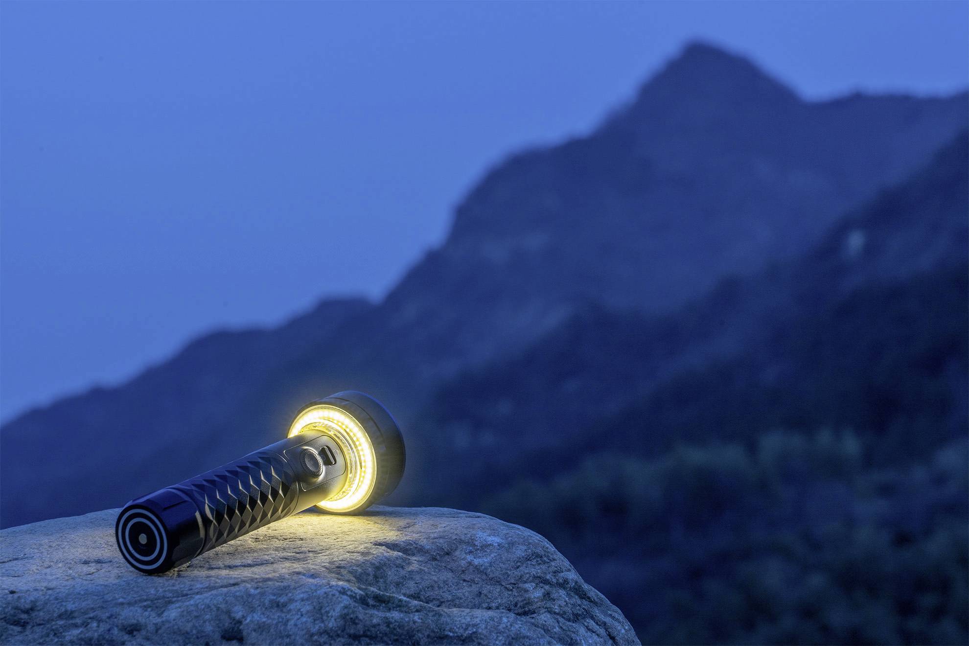 OLight Prowess Prowess LED Taschenlampe 800lm, 1200lm, 5000lm akkubetrieben 269g Schwarz