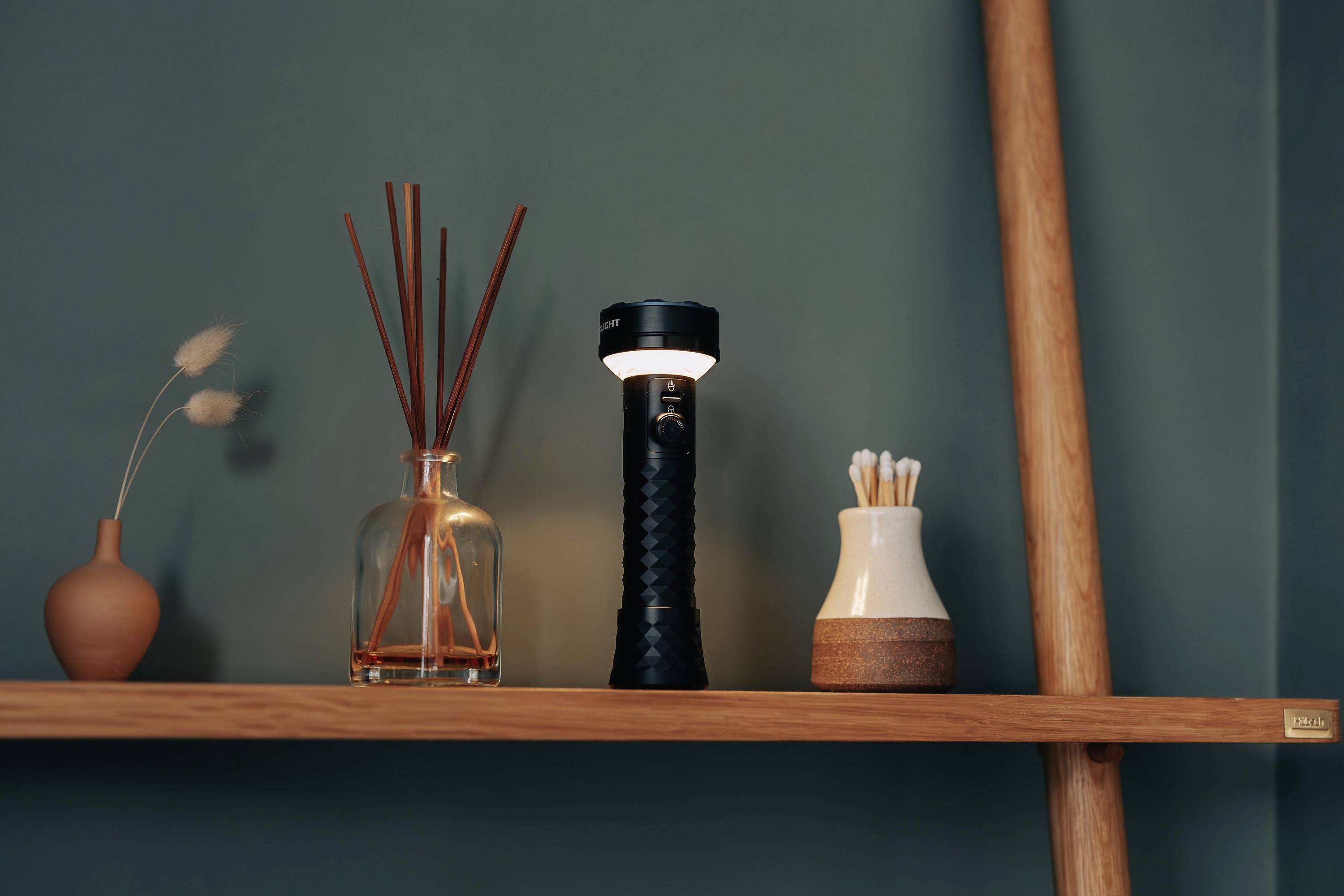 OLight Prowess Prowess LED Taschenlampe 800lm, 1200lm, 5000lm akkubetrieben 269g Schwarz