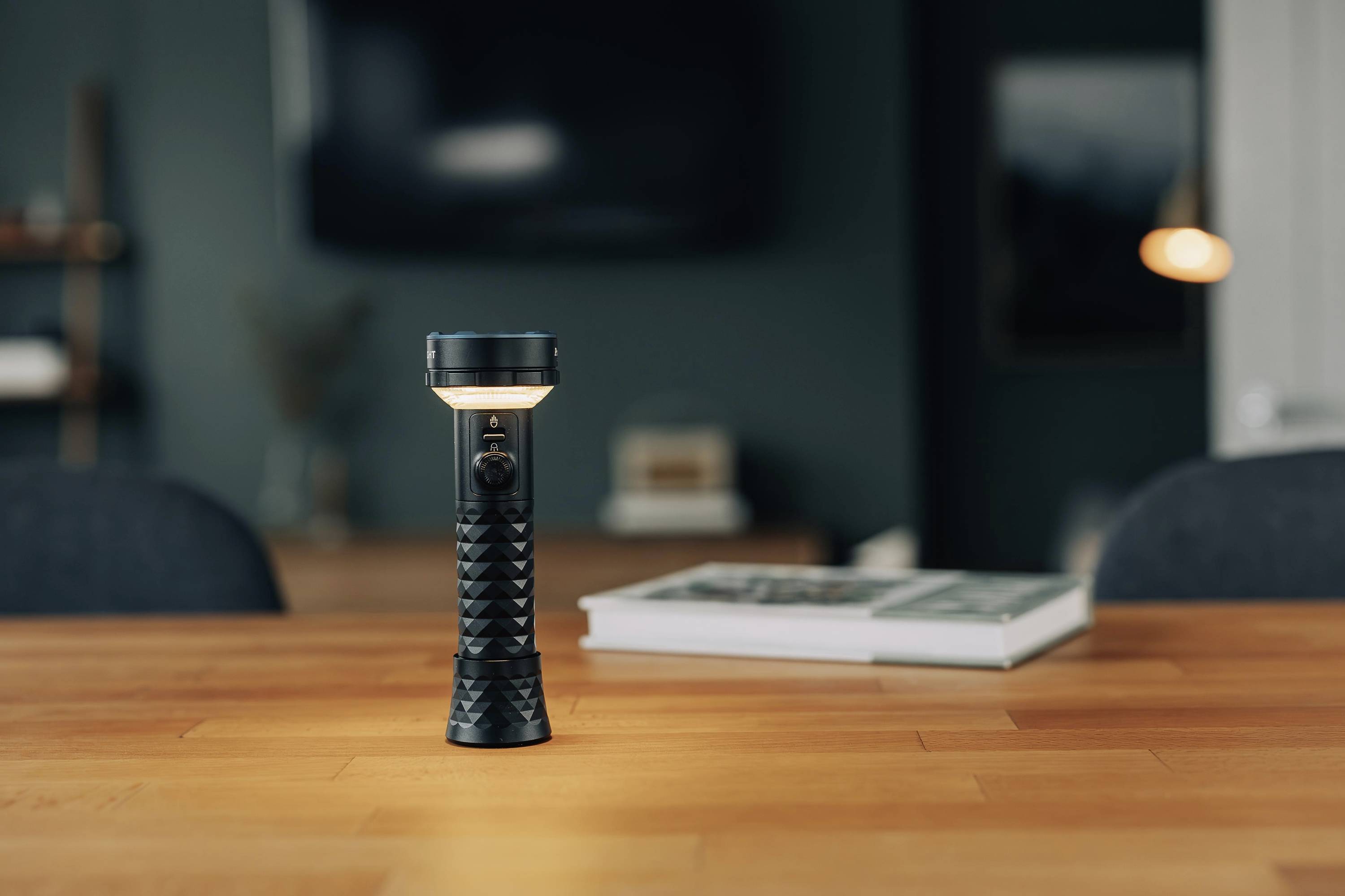 OLight Prowess Prowess LED Taschenlampe 800lm, 1200lm, 5000lm akkubetrieben 269g Schwarz