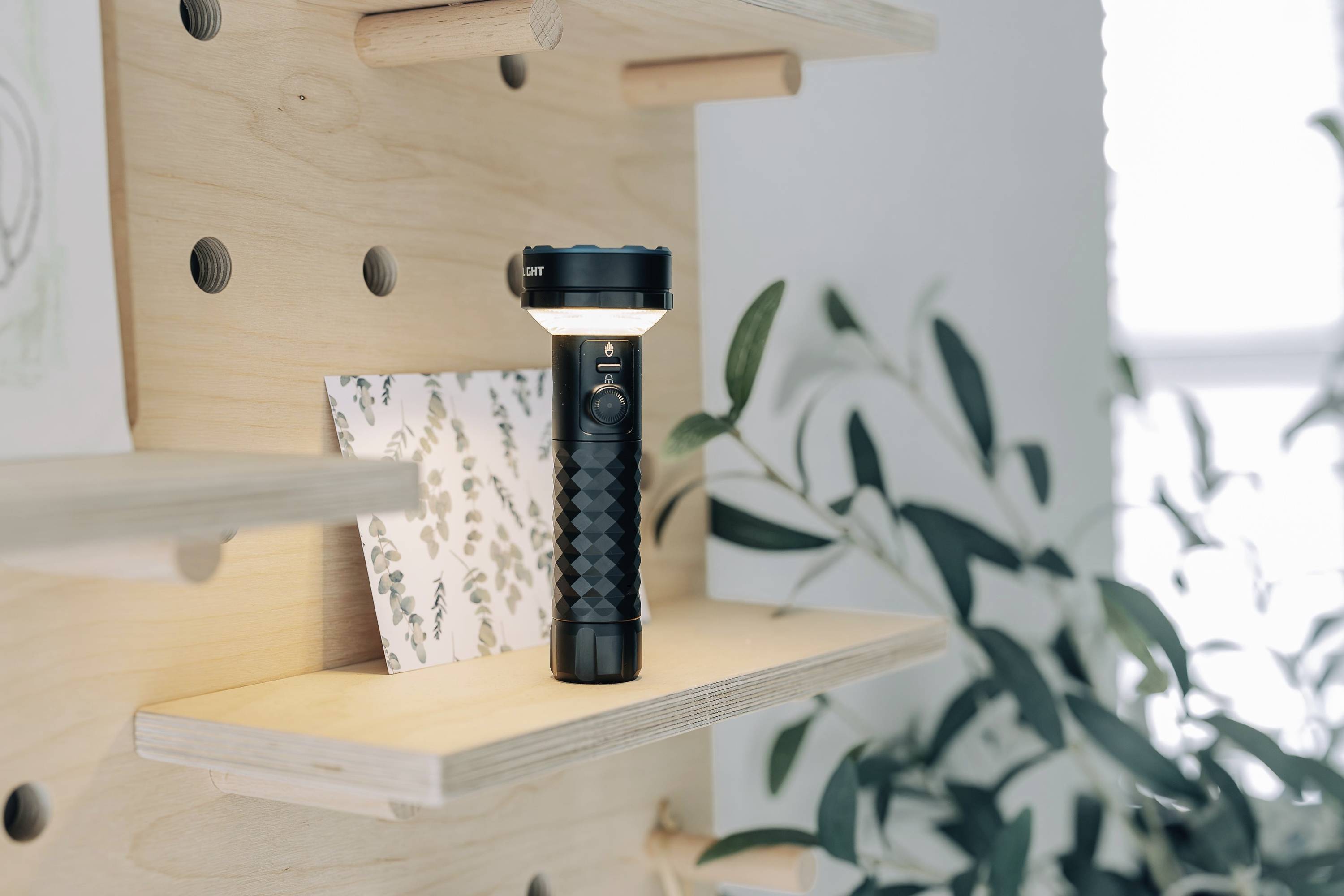 OLight Prowess Prowess LED Taschenlampe 800lm, 1200lm, 5000lm akkubetrieben 269g Schwarz