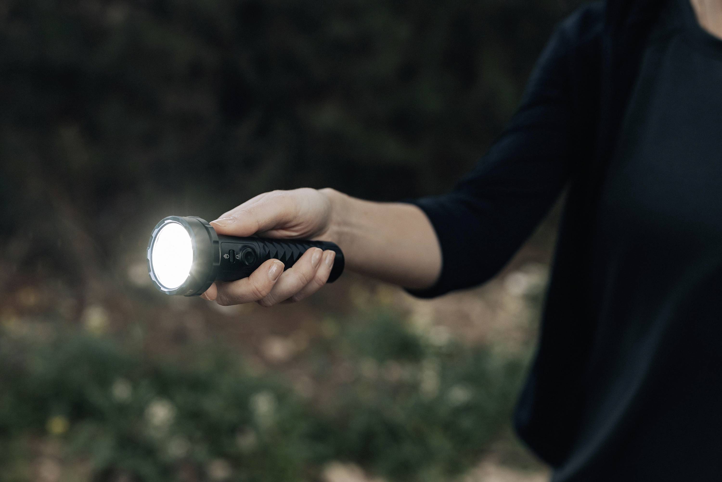 OLight Prowess Prowess LED Taschenlampe 800lm, 1200lm, 5000lm akkubetrieben 269g Schwarz