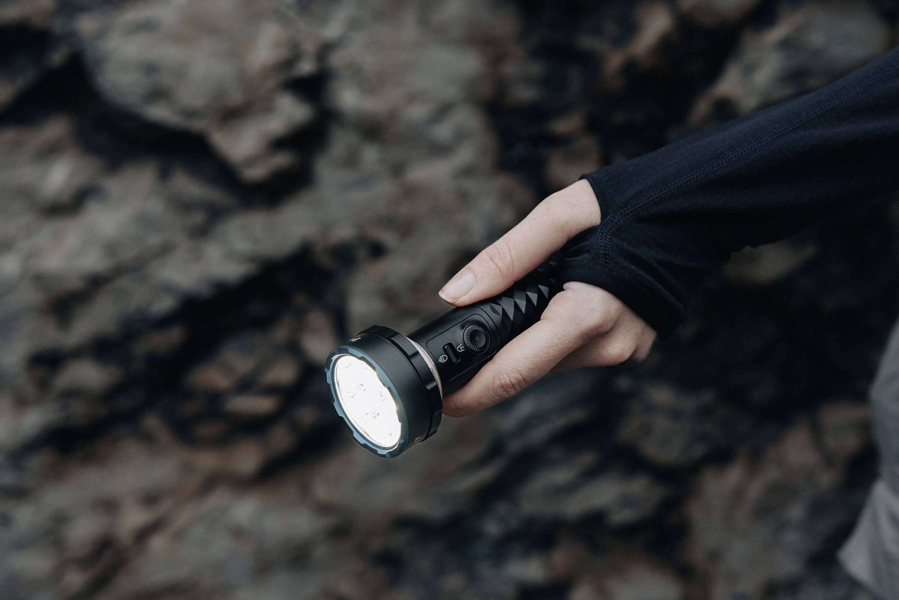 OLight Prowess Prowess LED Taschenlampe 800lm, 1200lm, 5000lm akkubetrieben 269g Schwarz